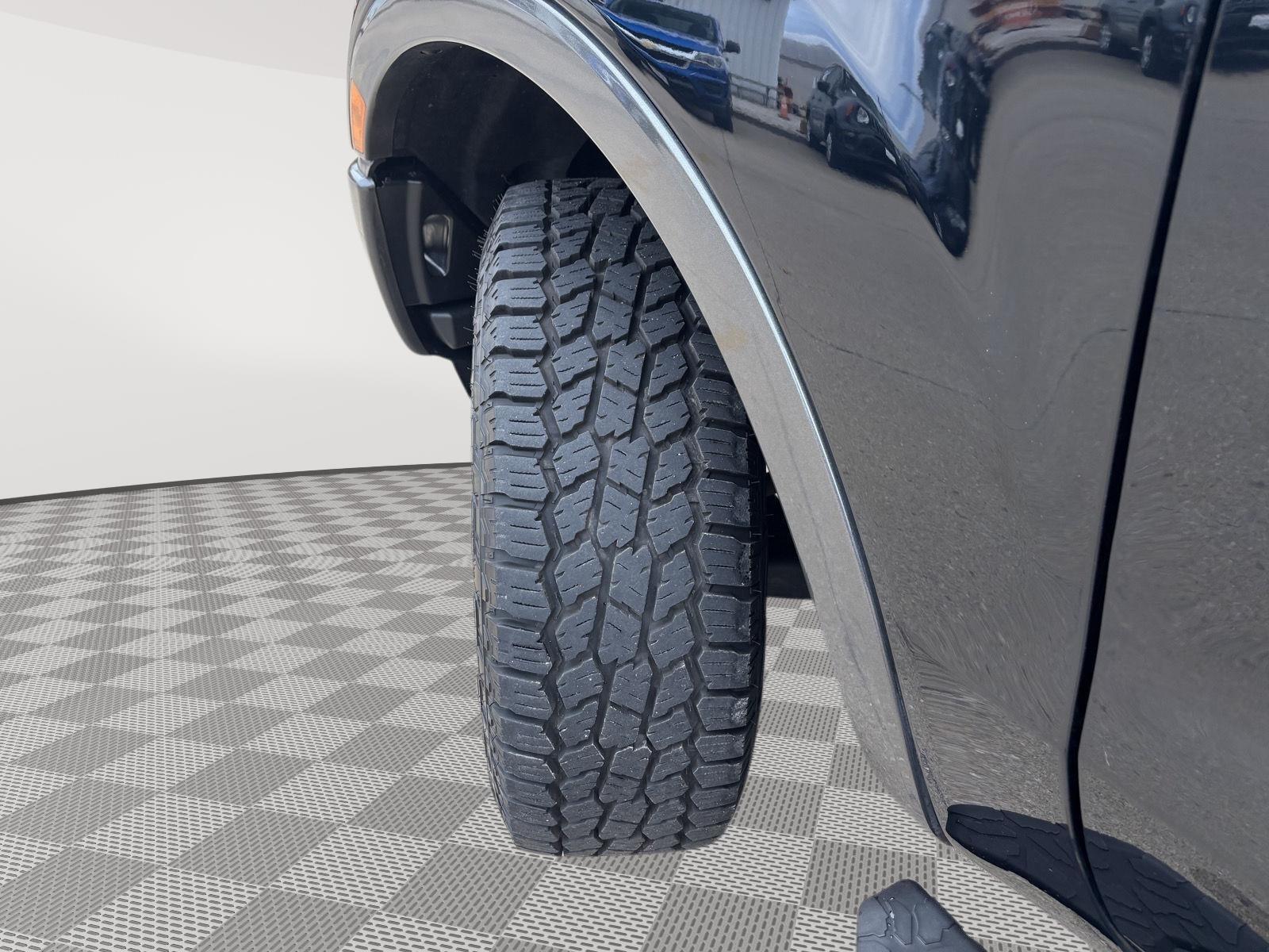 Vehicle photo 12