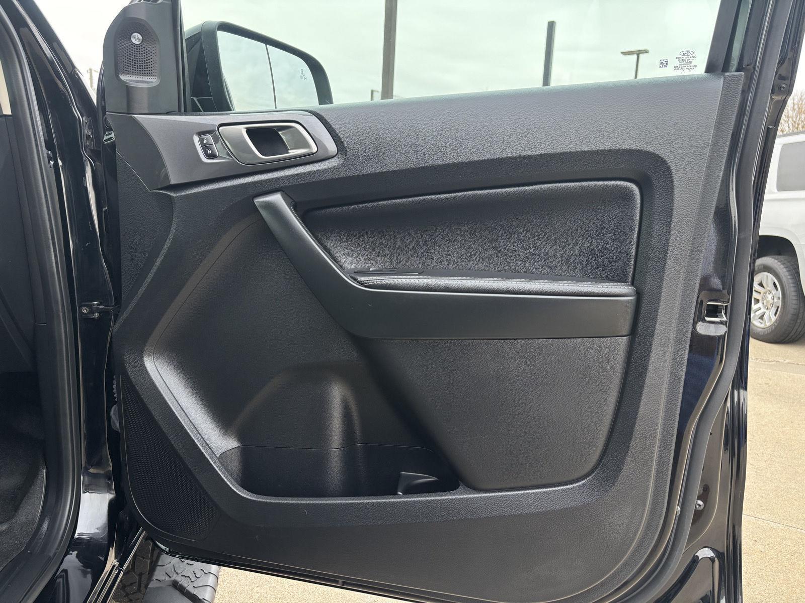 Vehicle photo 27