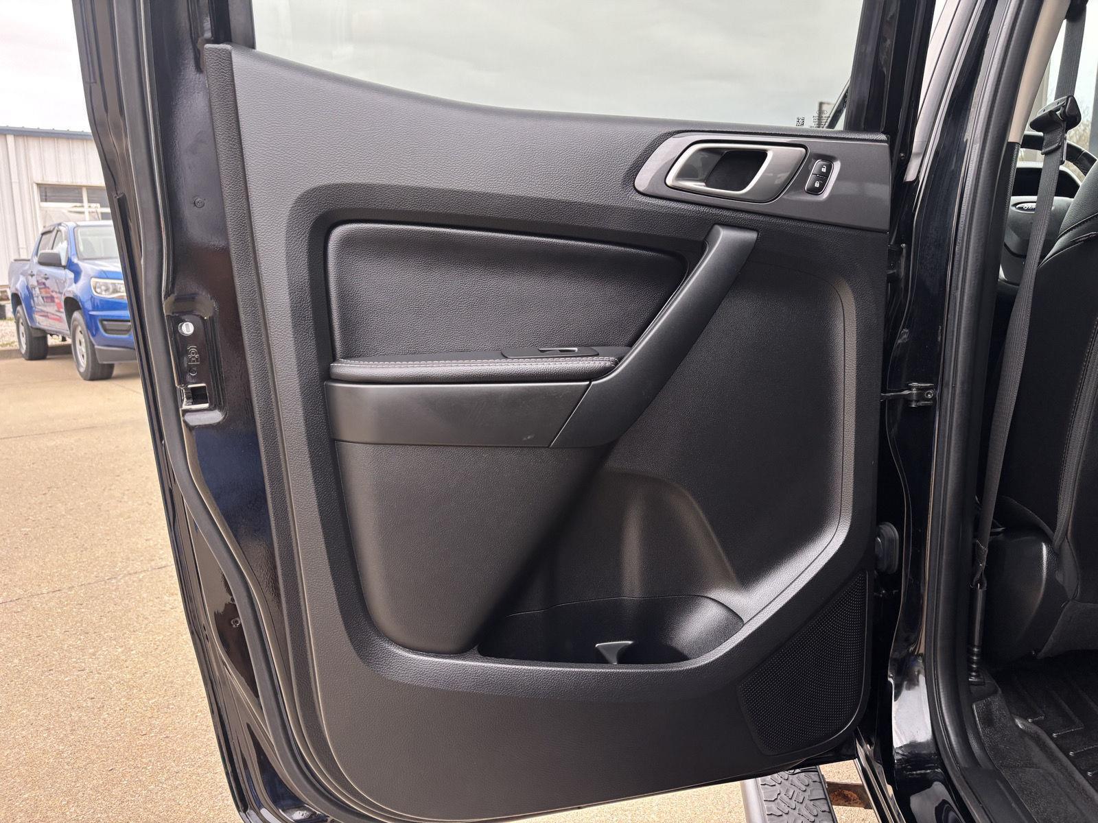 Vehicle photo 33