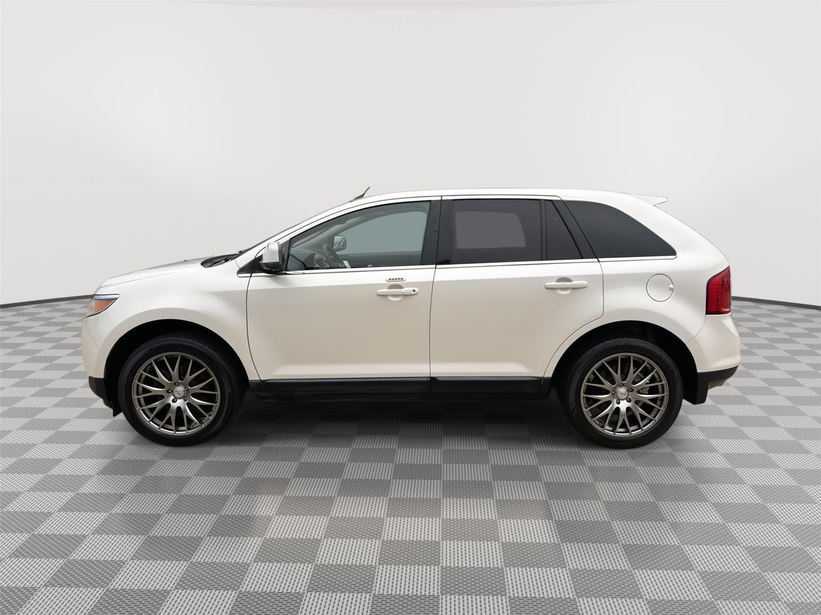 Vehicle photo 2