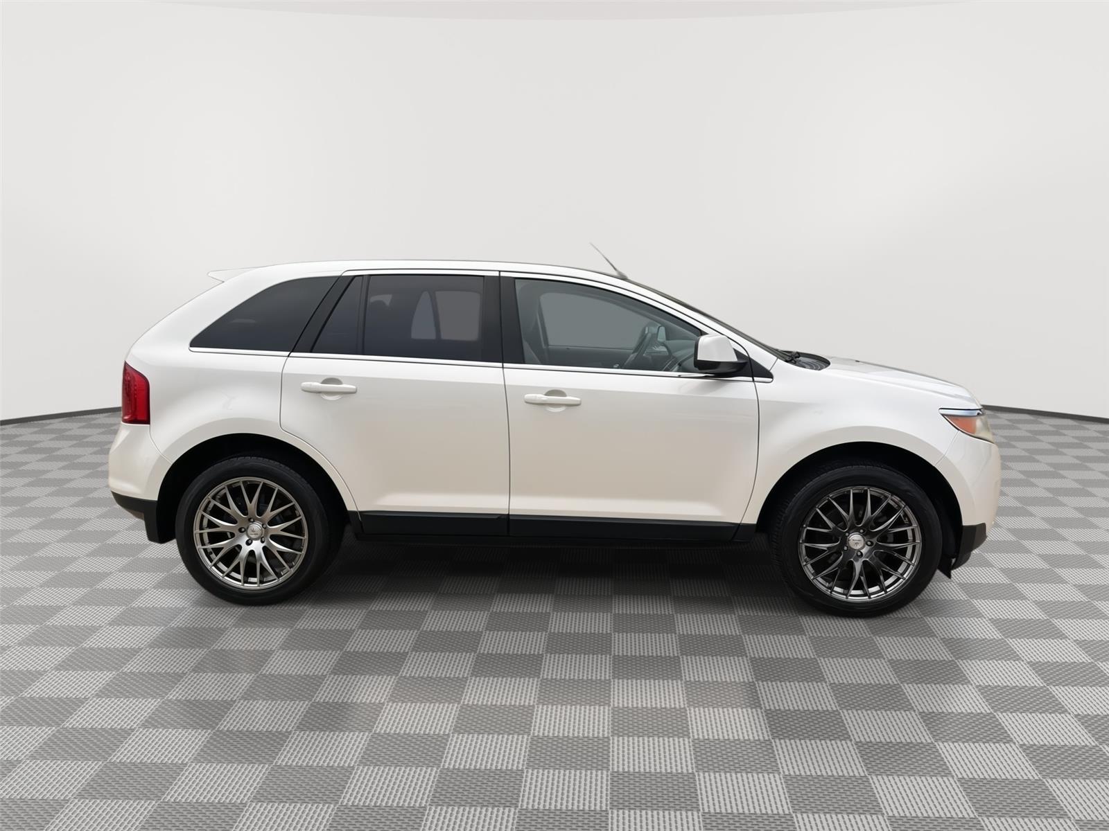 Vehicle photo 7