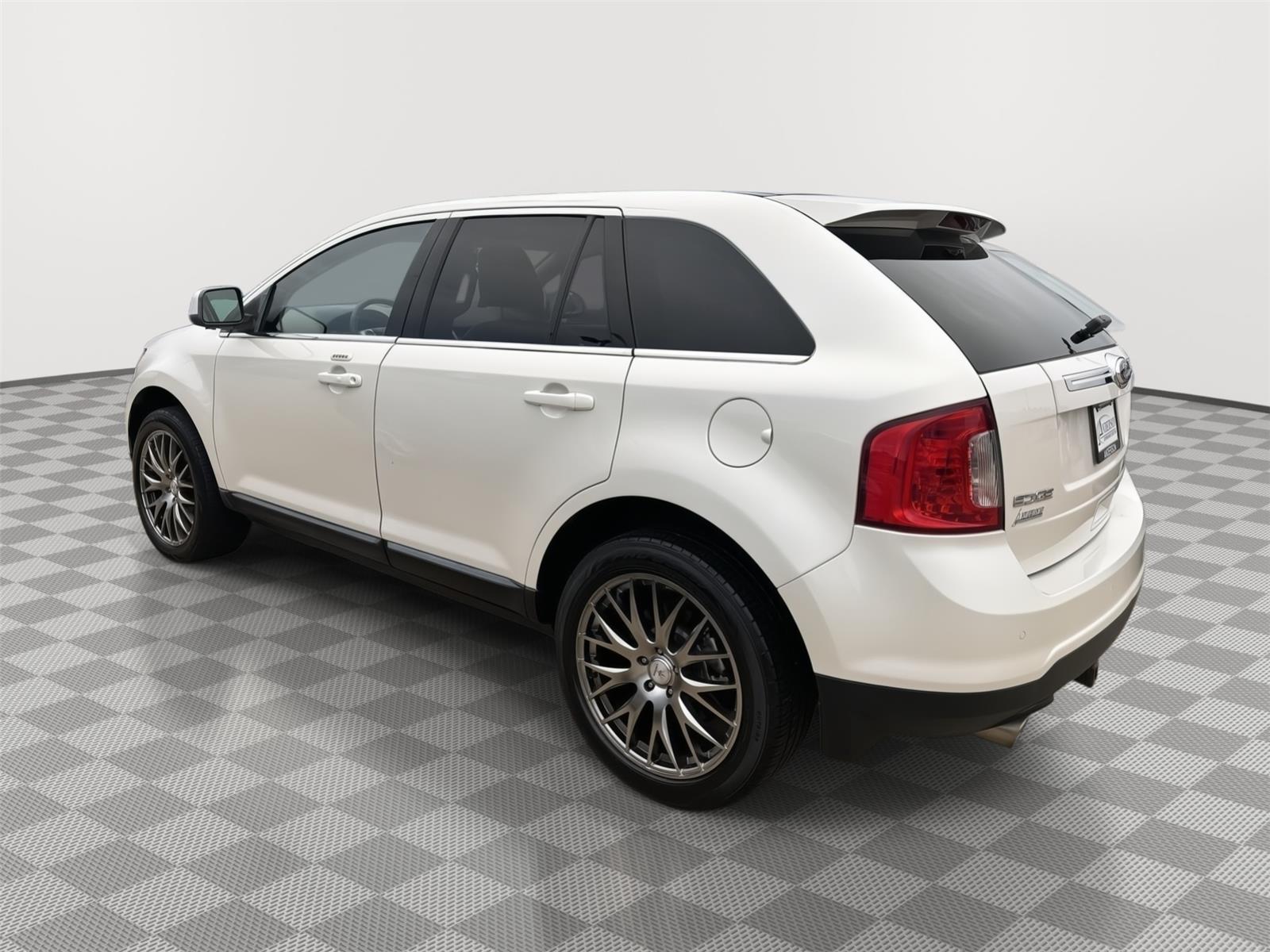 Vehicle photo 10