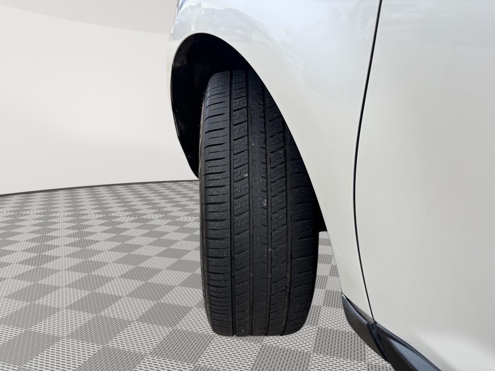 Vehicle photo 12