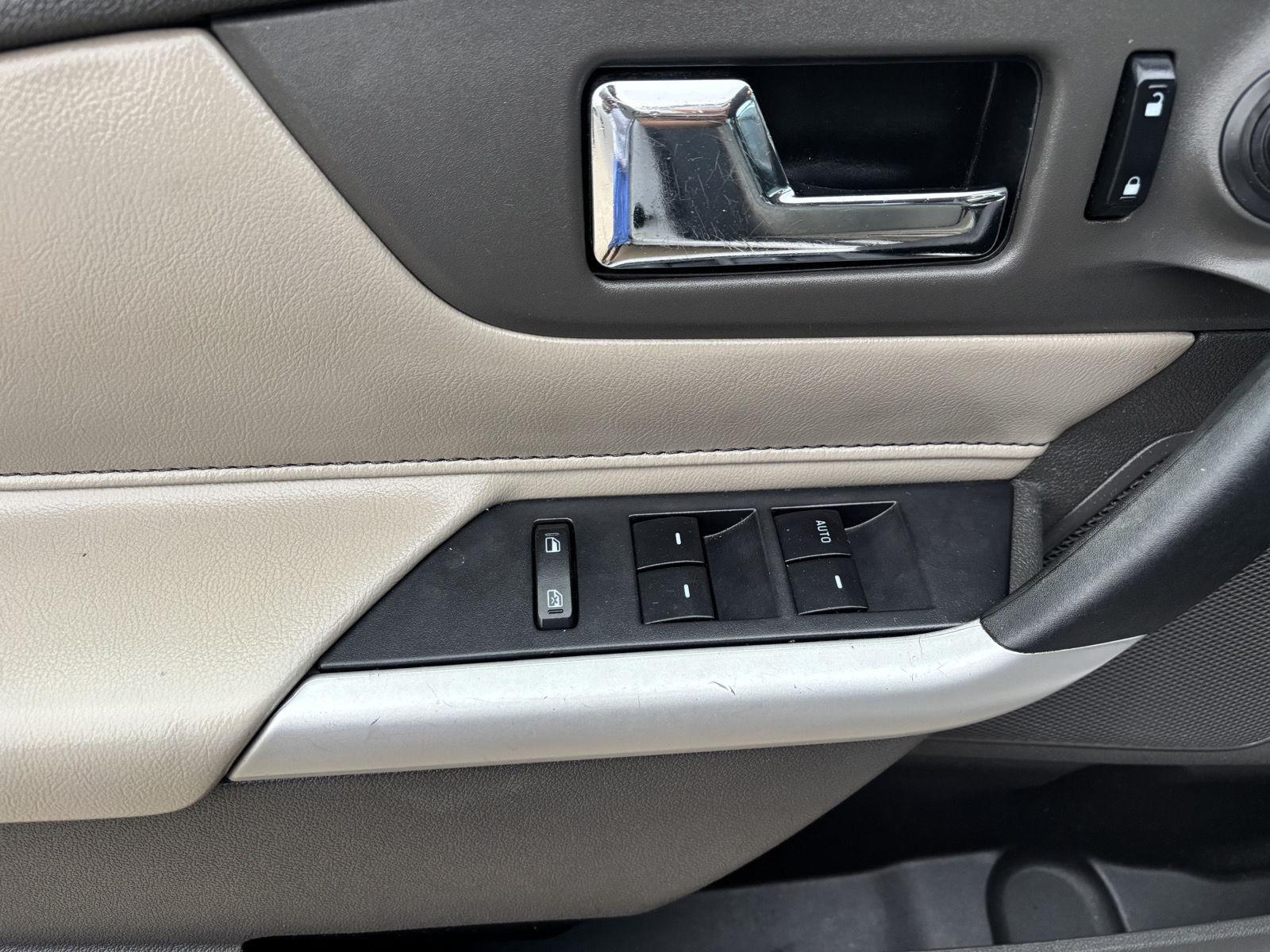 Vehicle photo 19