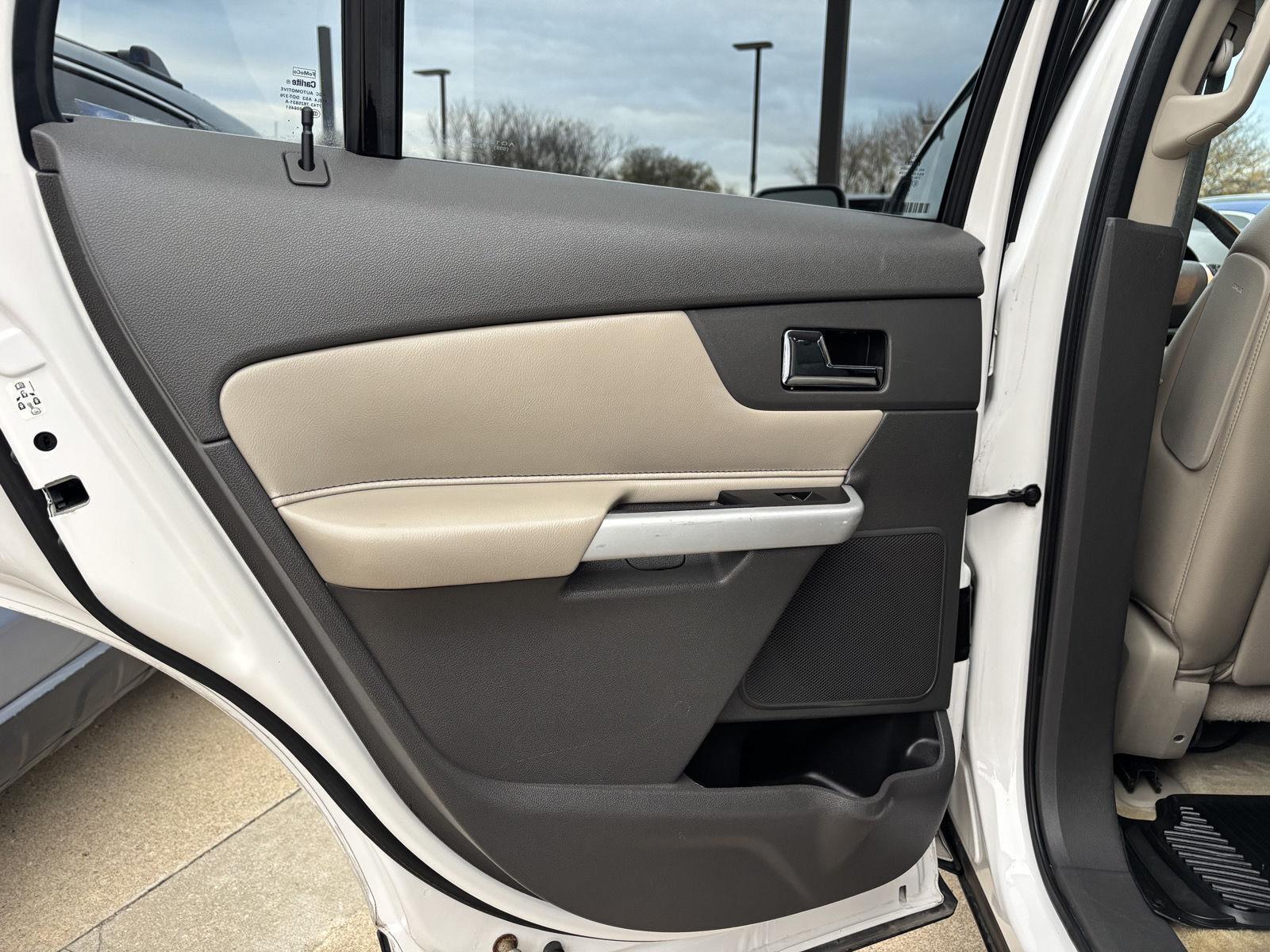 Vehicle photo 33