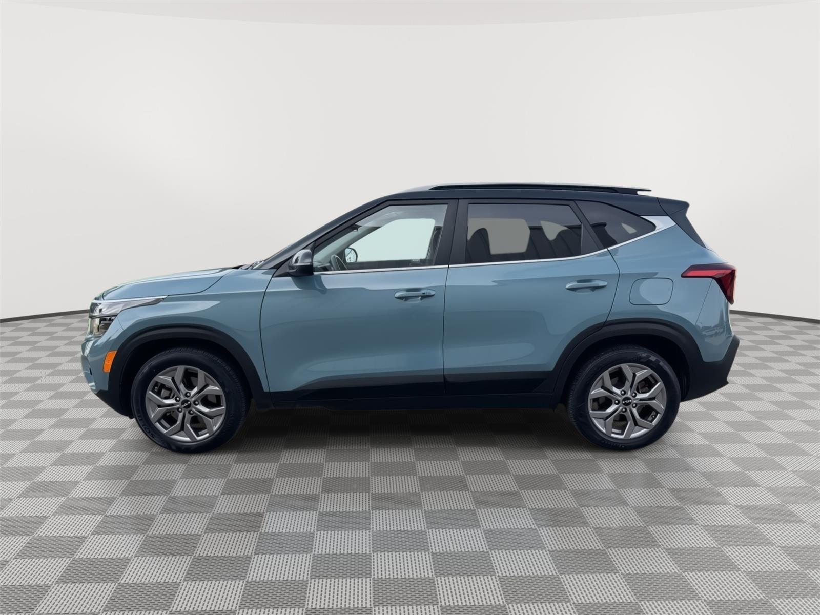 Vehicle photo 2