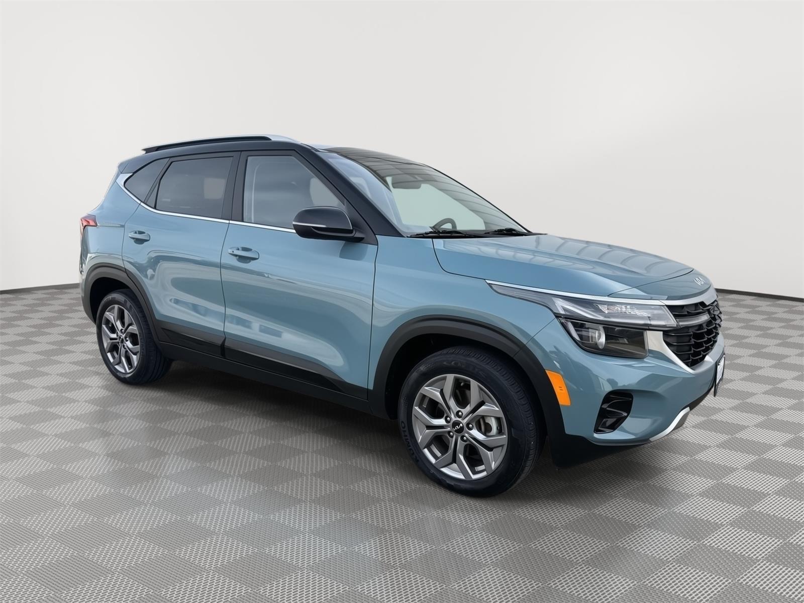 Vehicle photo 6