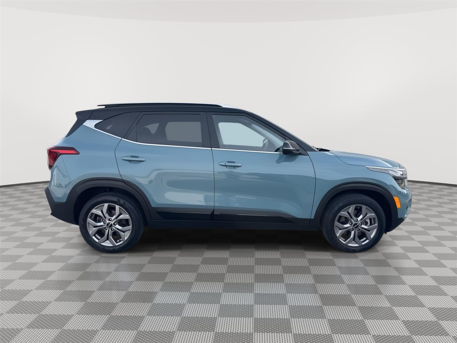 Vehicle photo 7