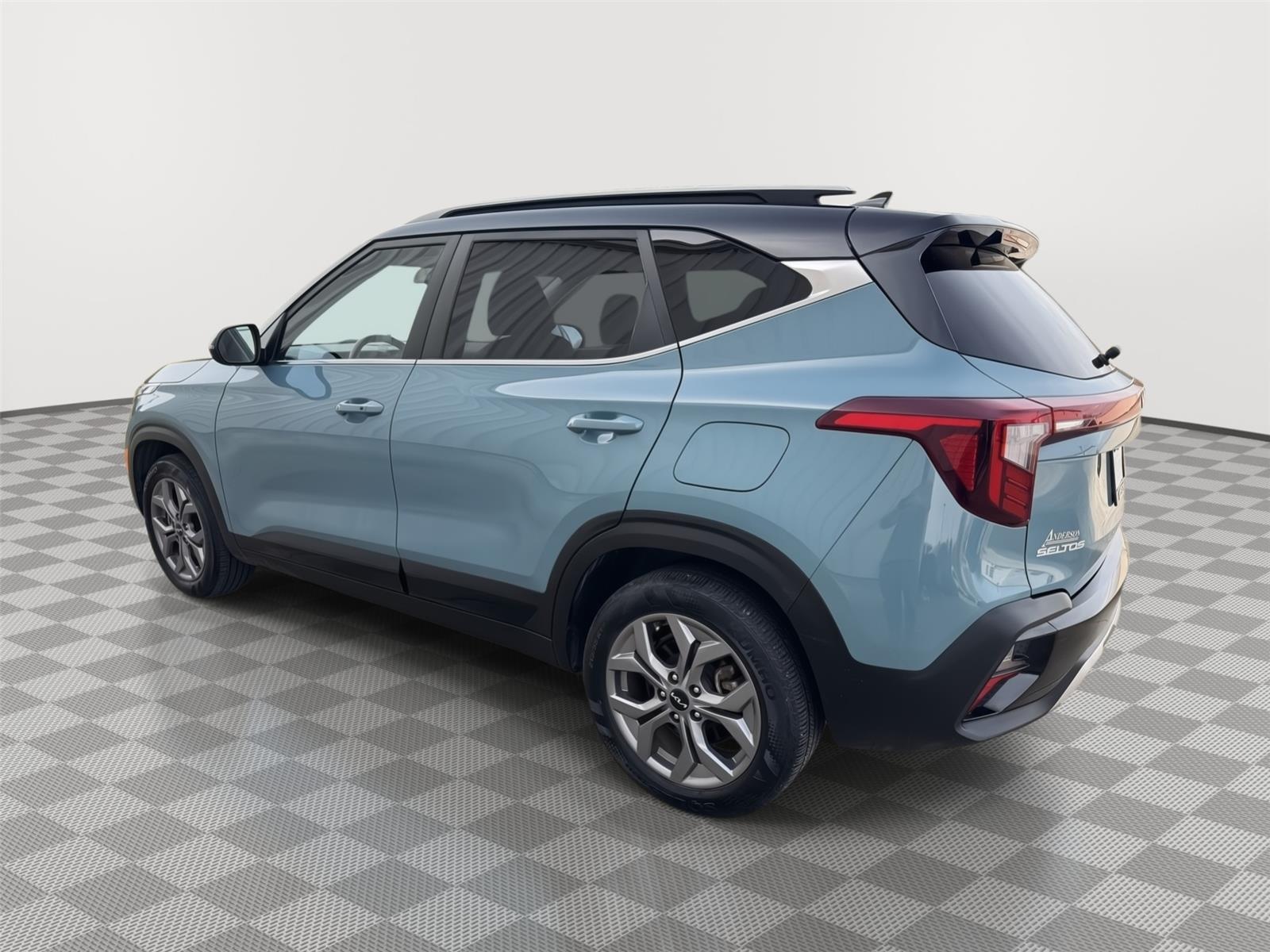 Vehicle photo 10