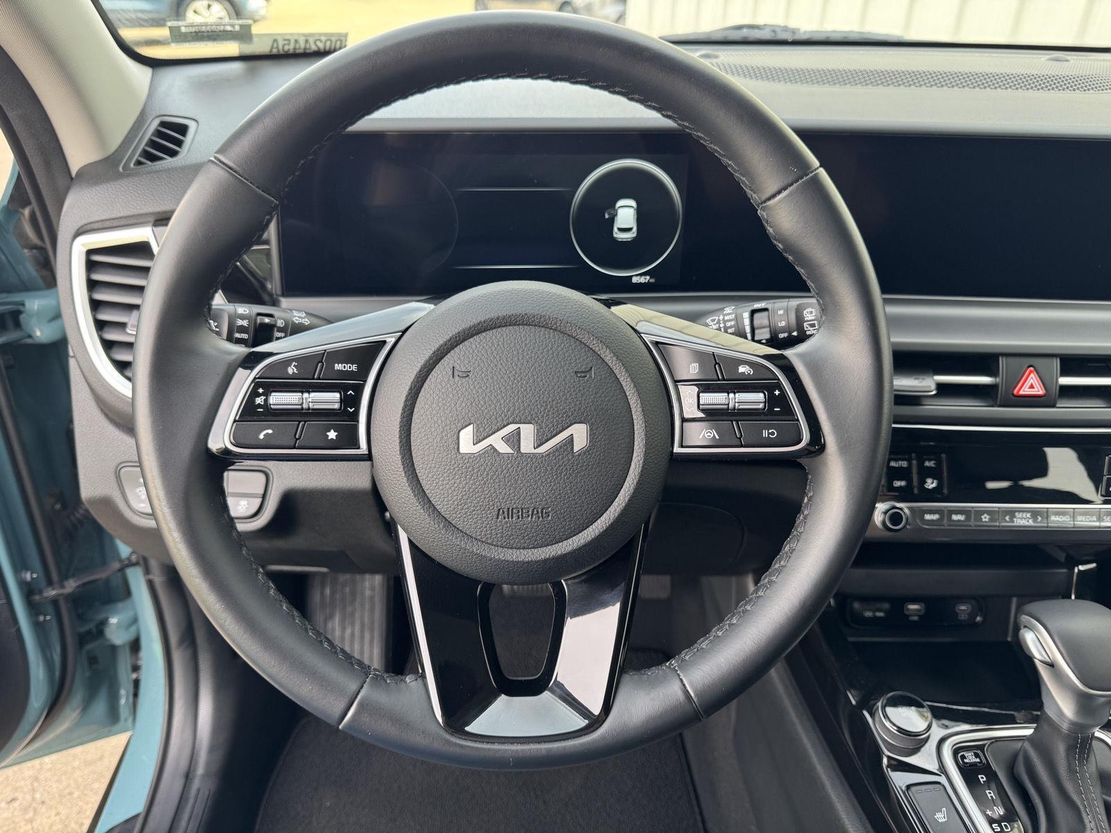 Vehicle photo 13