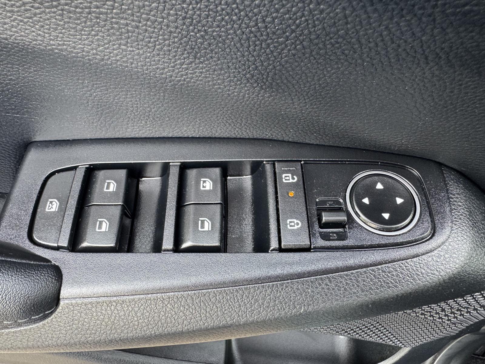 Vehicle photo 17