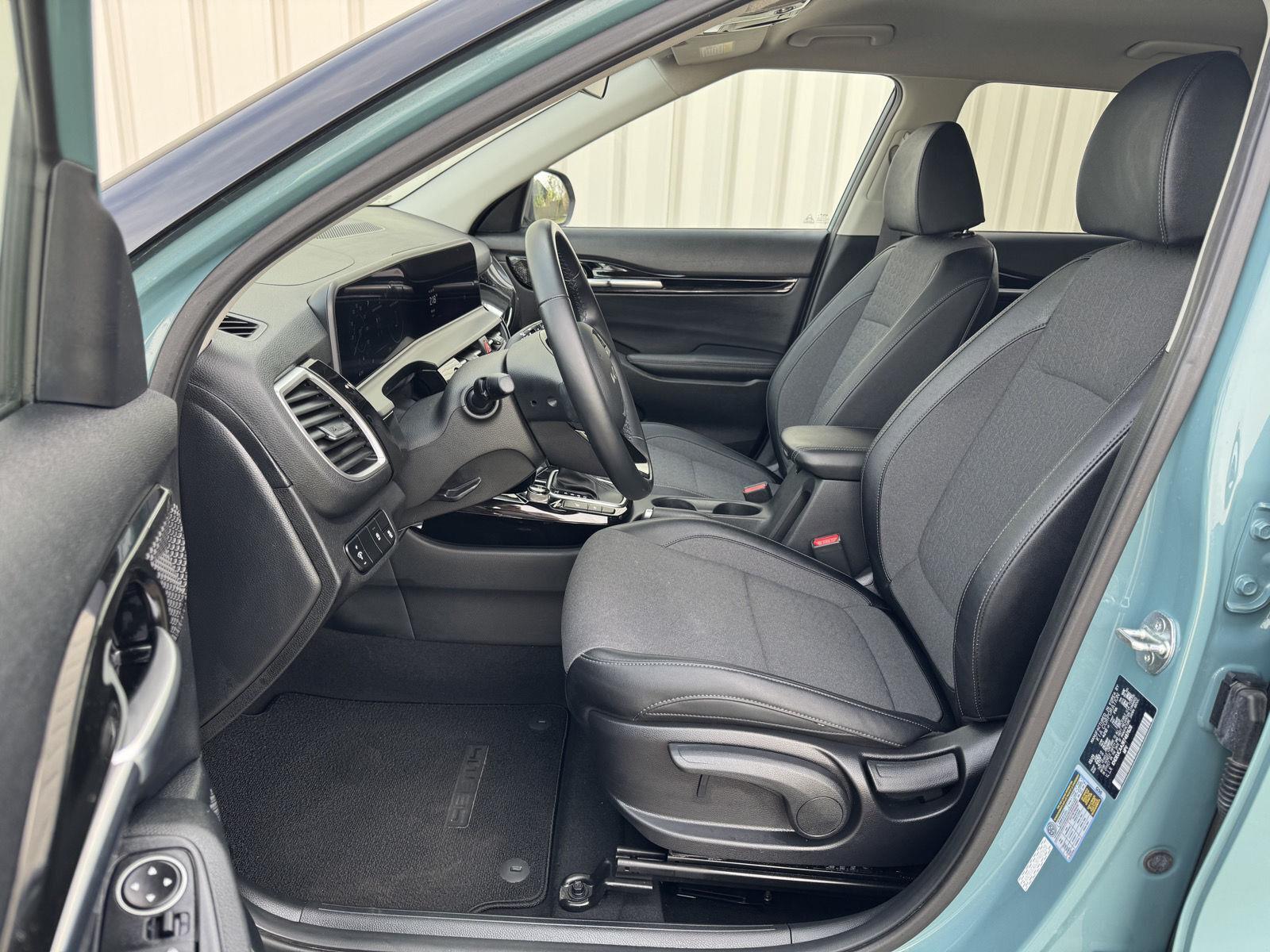 Vehicle photo 18