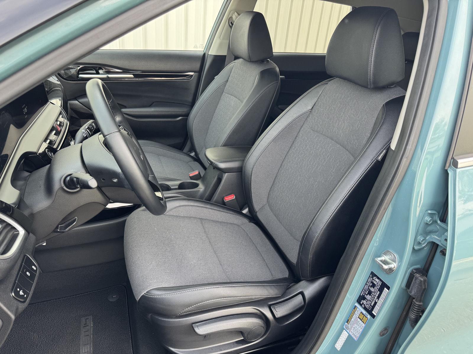 Vehicle photo 19