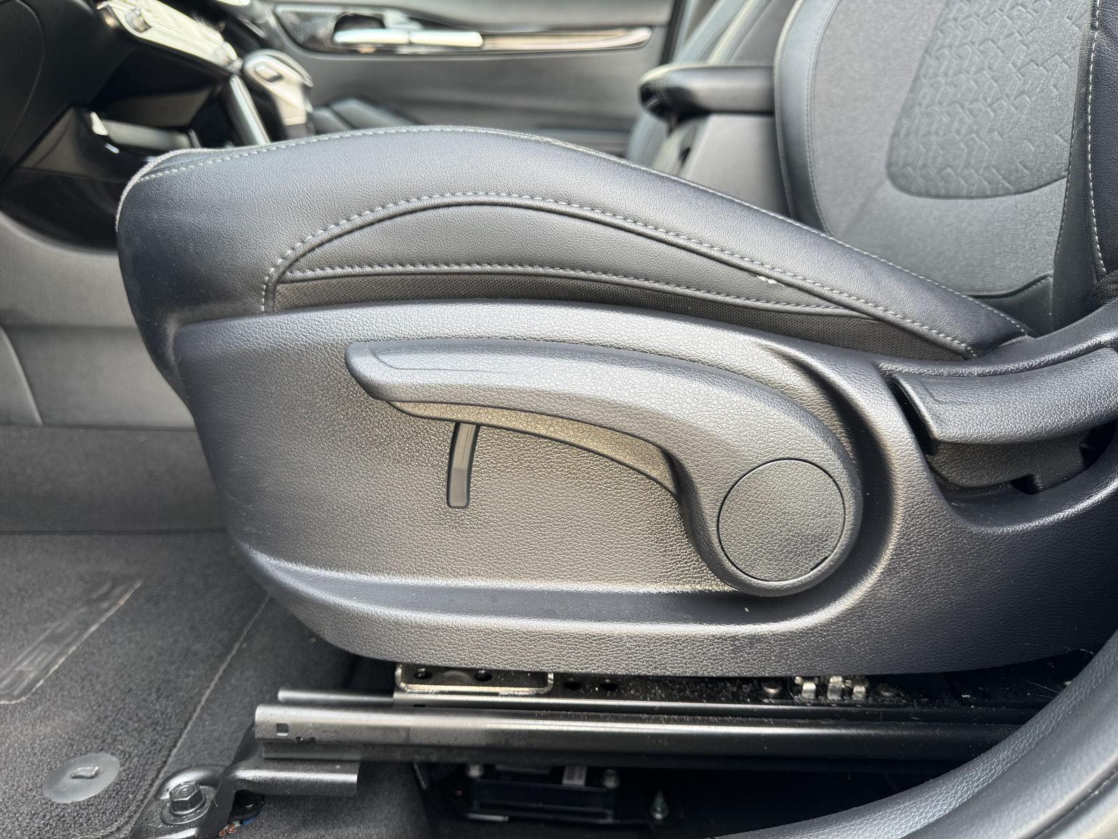 Vehicle photo 20