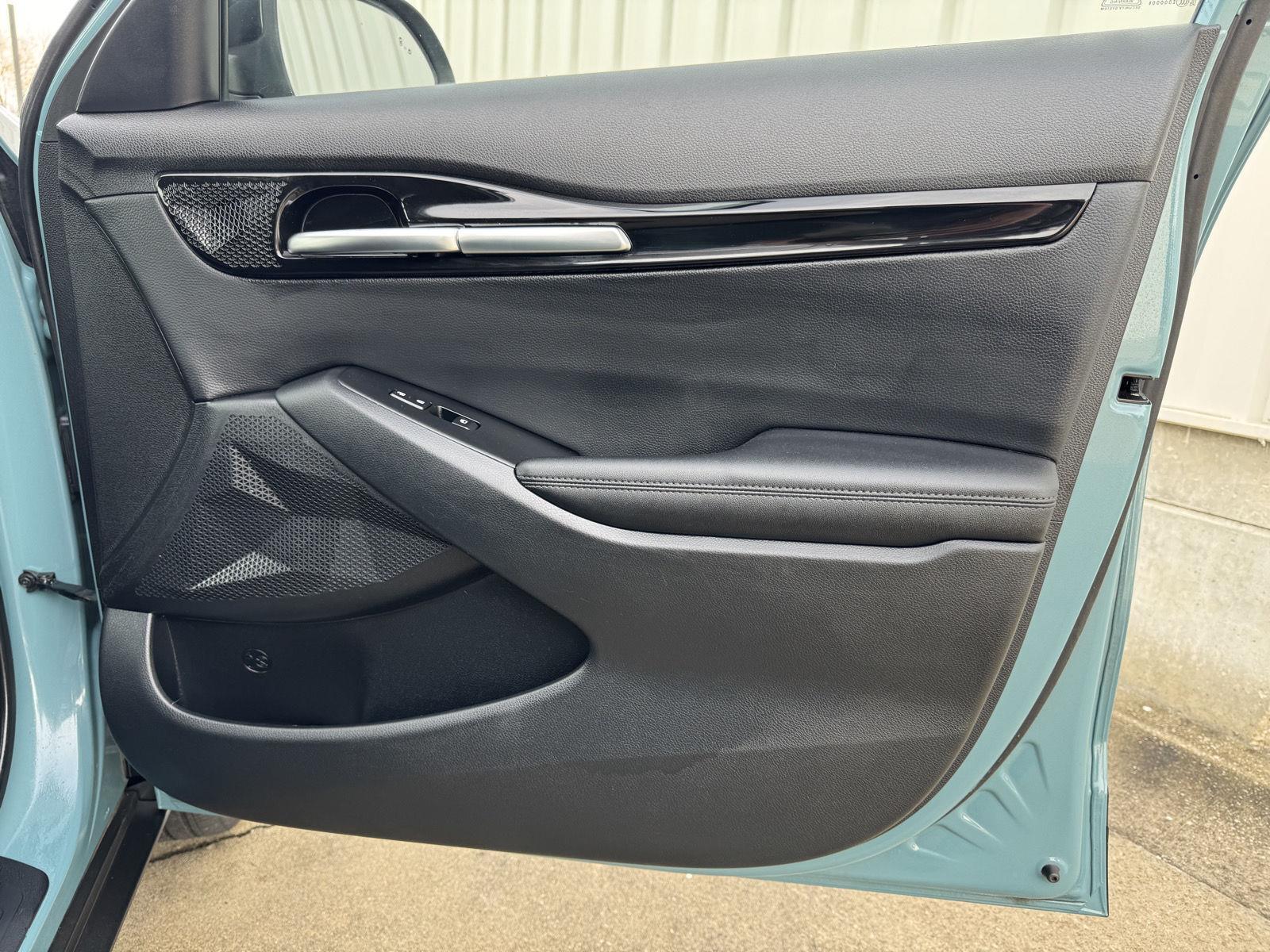 Vehicle photo 23