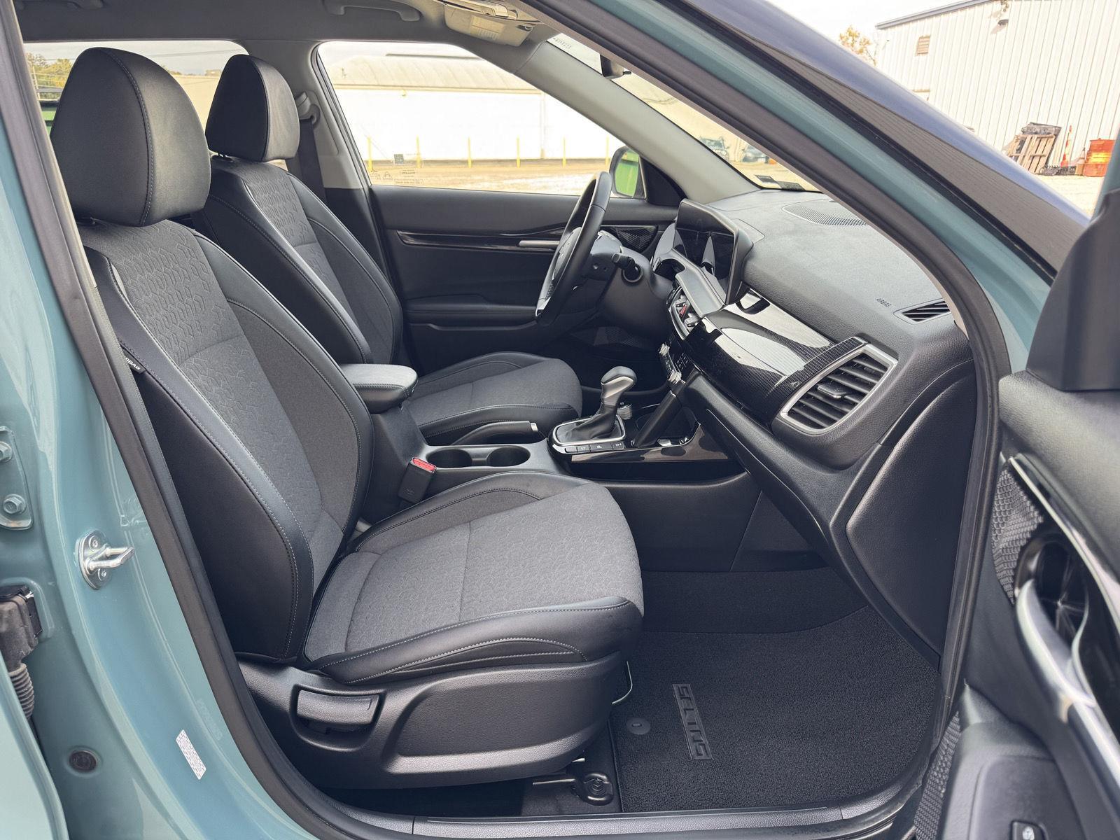 Vehicle photo 24