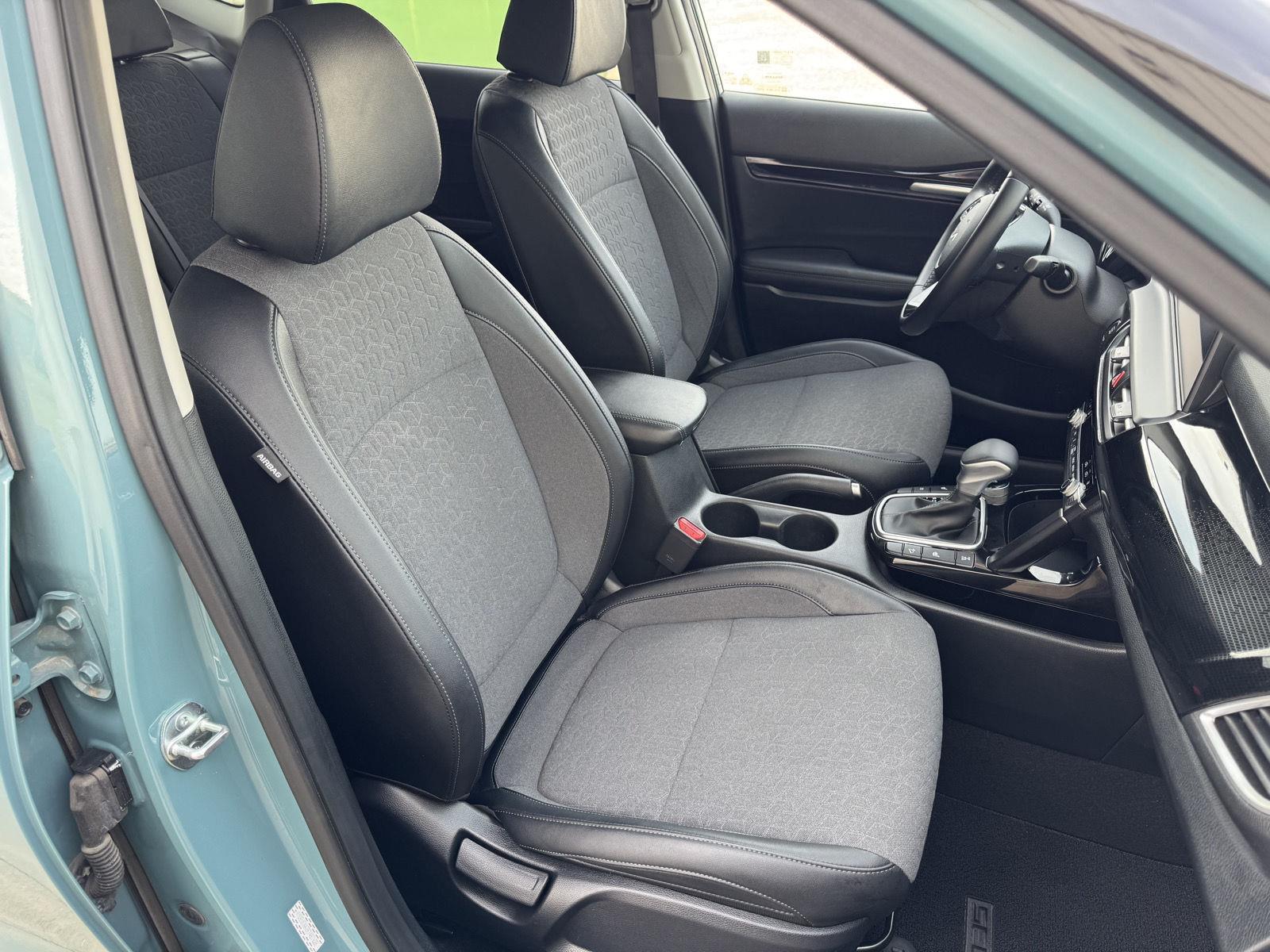 Vehicle photo 25
