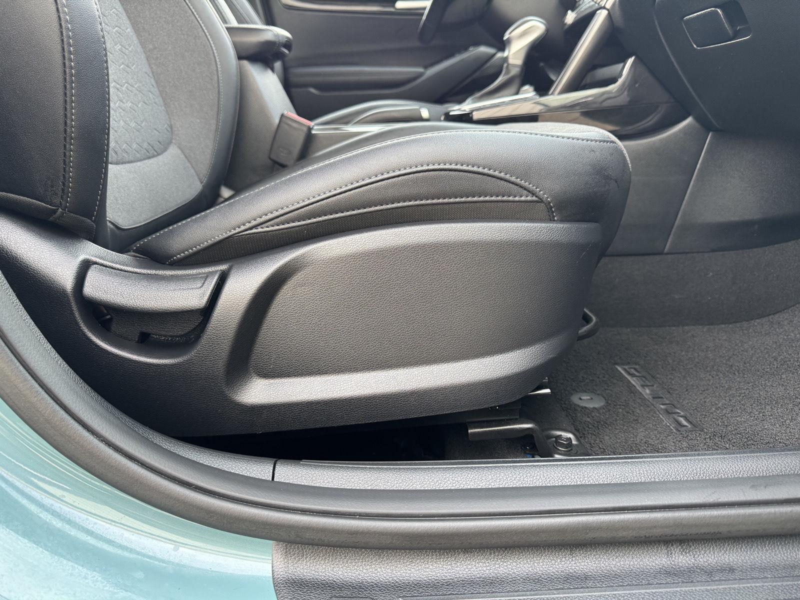 Vehicle photo 26