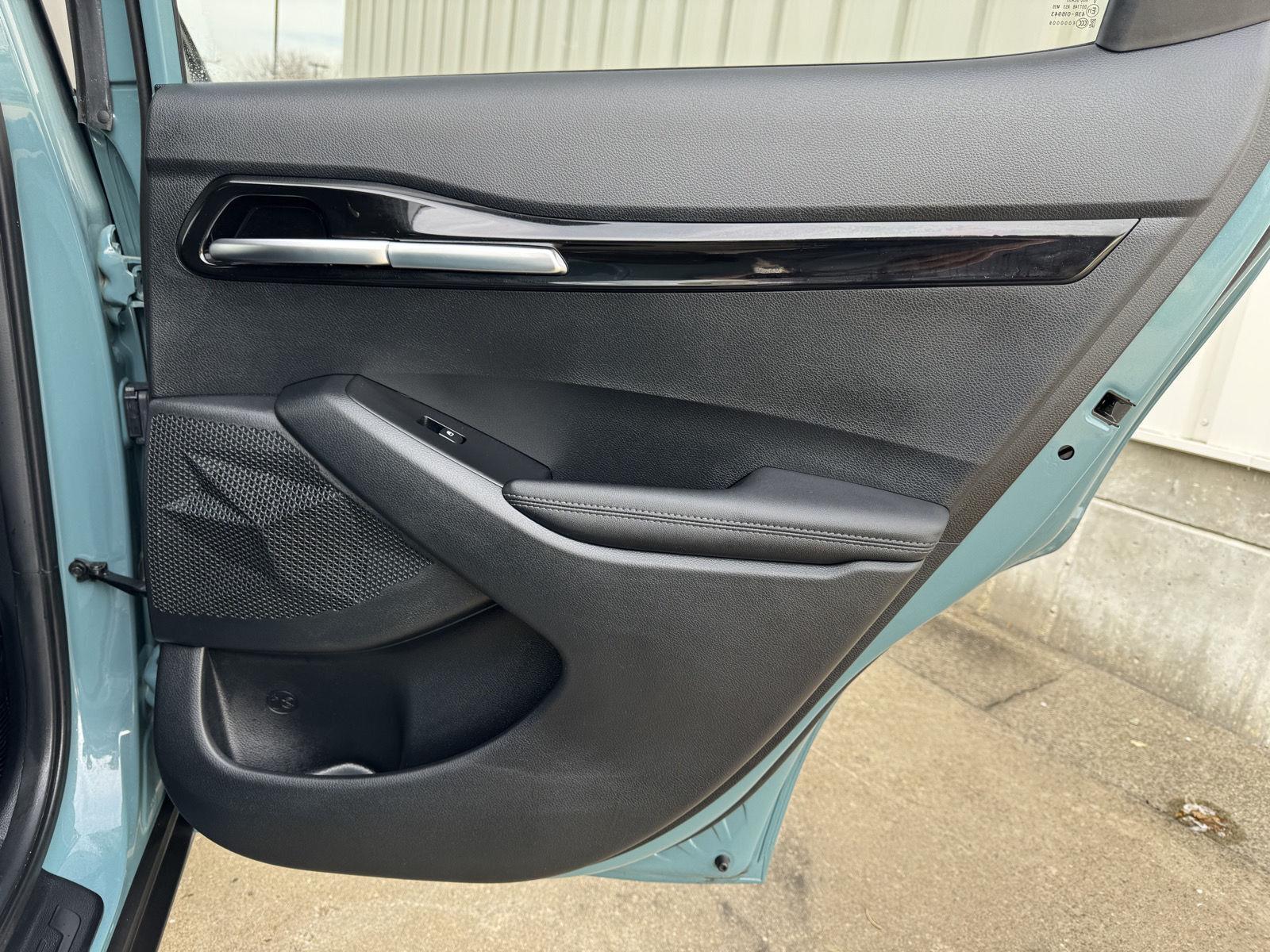 Vehicle photo 27