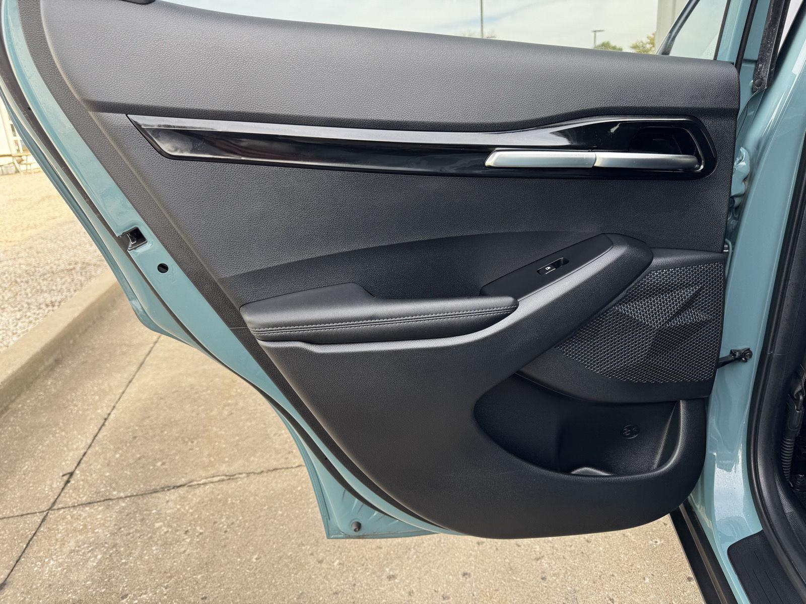 Vehicle photo 29