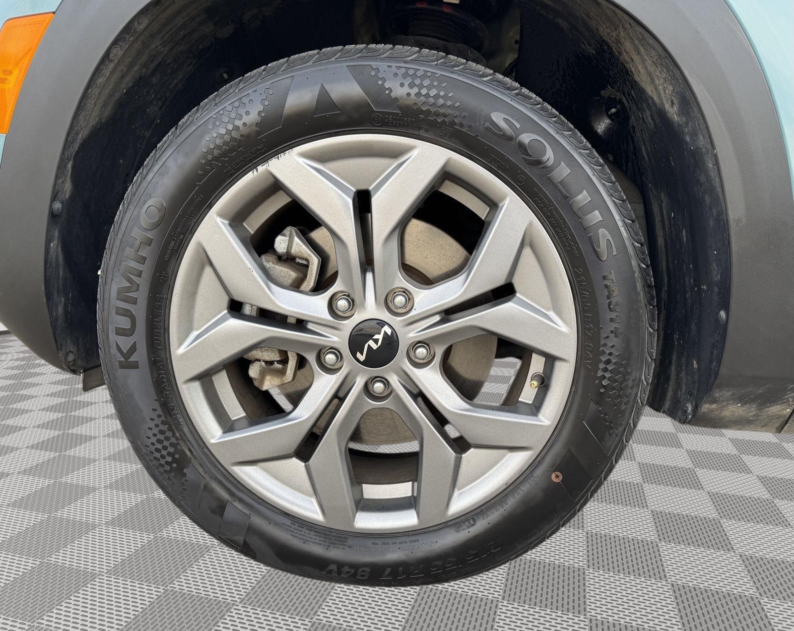 Vehicle photo 11