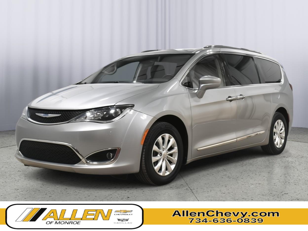 Billet Silver Metallic Clearcoat 2018 Chrysler Pacifica Minivan Front-Wheel Drive 9-Speed Automatic