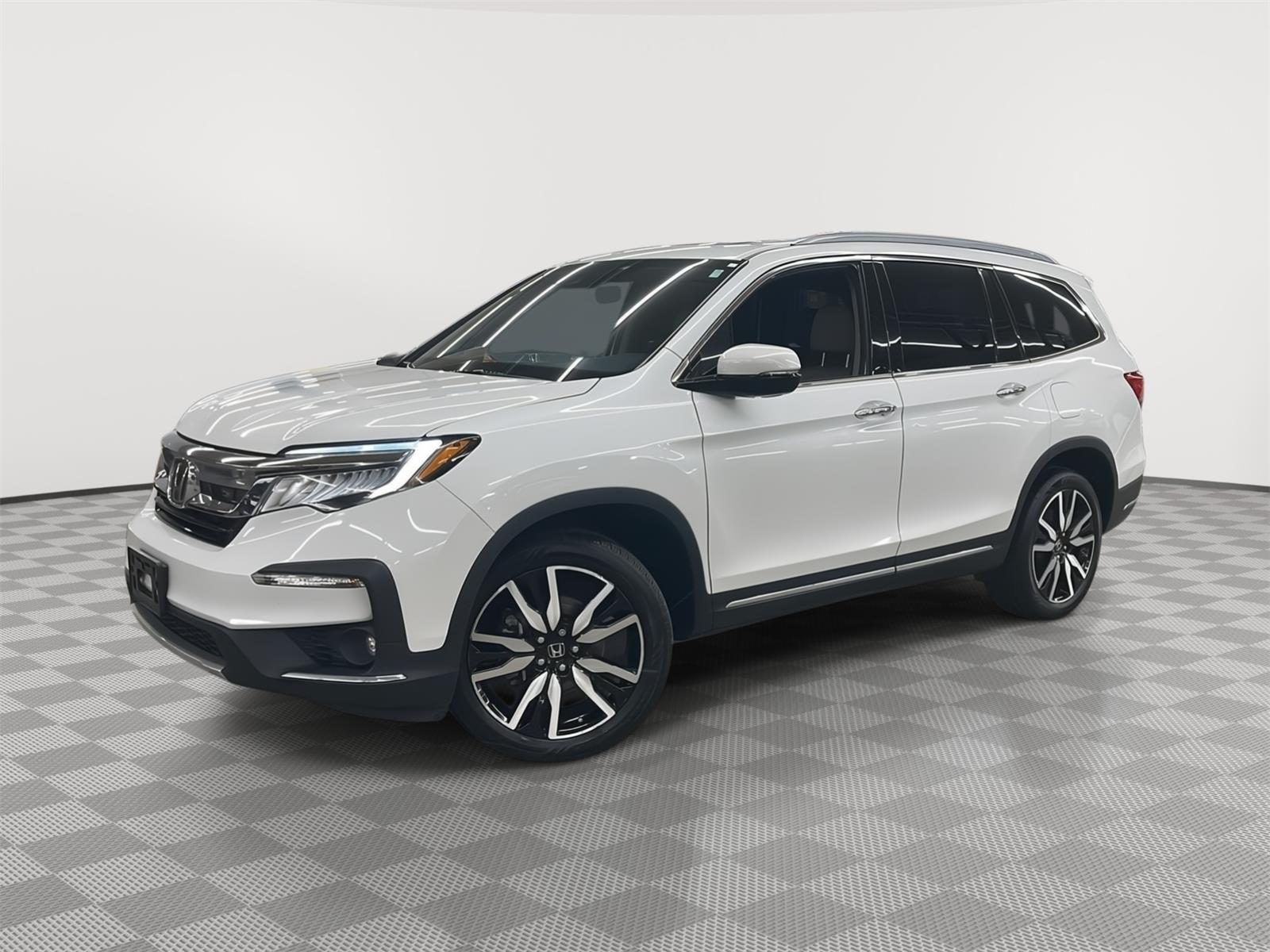 2021 Honda Pilot Touring AWD with Rear Captains Chairs