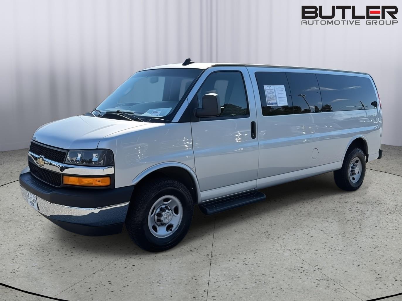 2023 Chevrolet Express Plata (Silver Ice Metallic) Van Tracción trasera 8 velocidades Automática