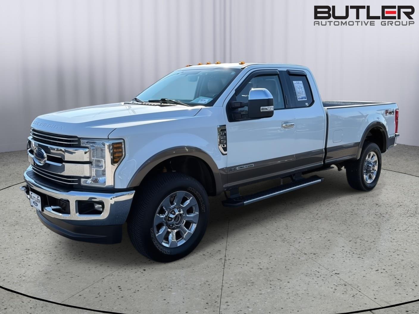 Oxford White/Stone Gray 2018 Ford F-250 Super Duty Pickup Truck Four-Wheel Drive 6-Speed Automatic