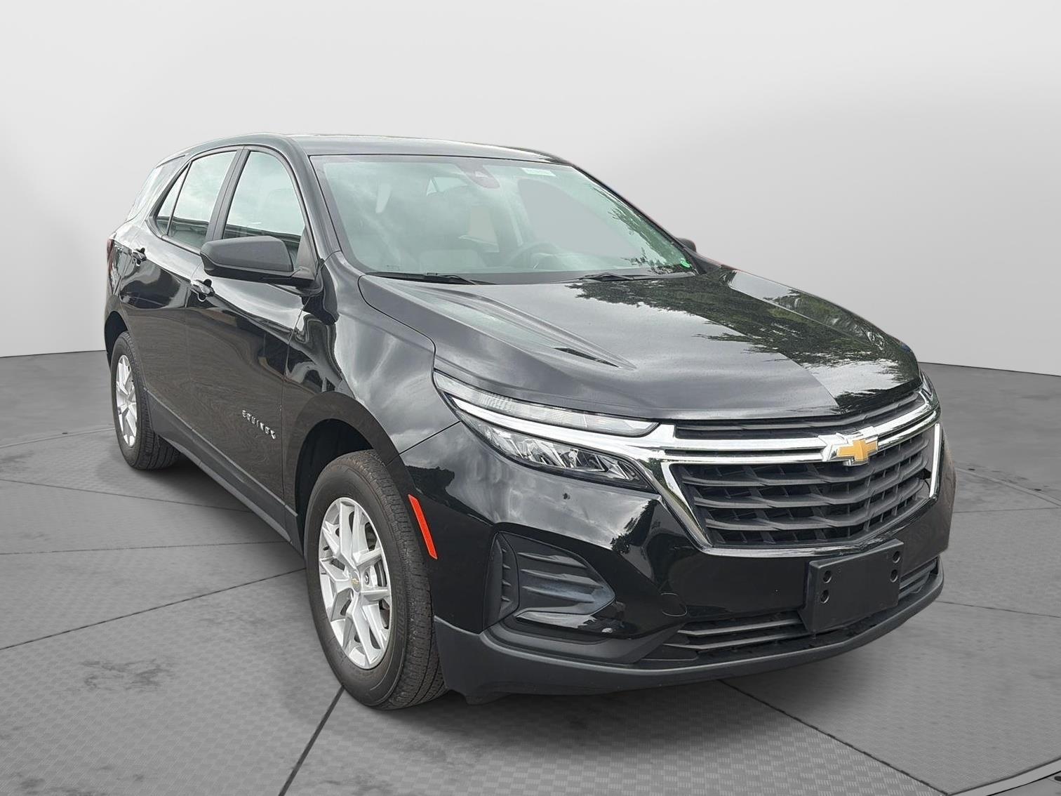 2023 Chevrolet Equinox photo 2 of 35