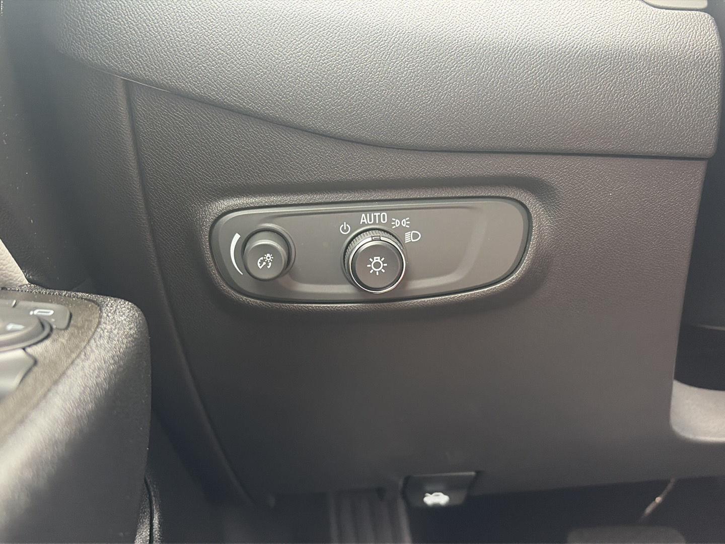 2023 Chevrolet Equinox photo 17 of 35