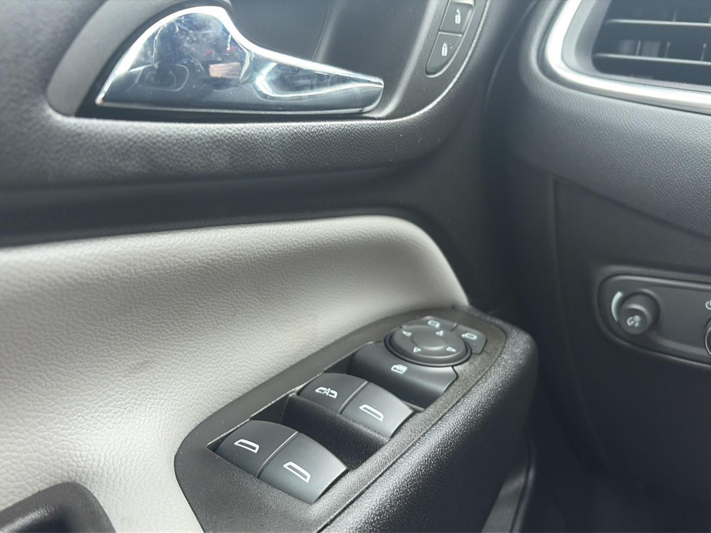 2023 Chevrolet Equinox photo 18 of 35