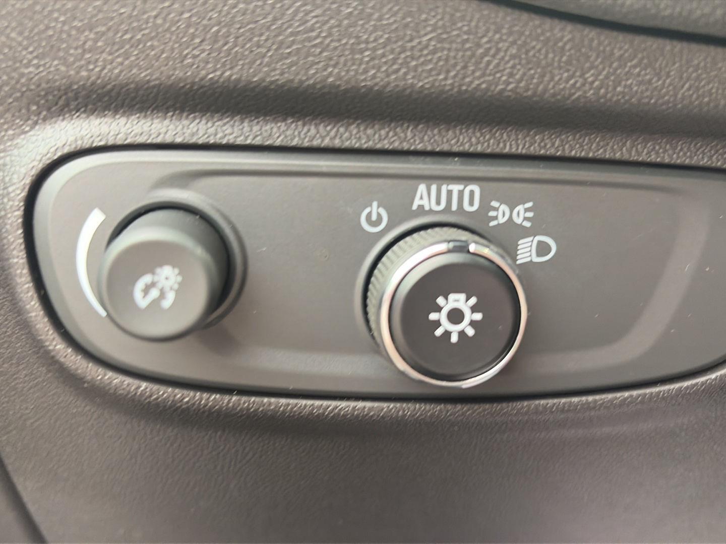 2023 Chevrolet Equinox photo 31 of 35