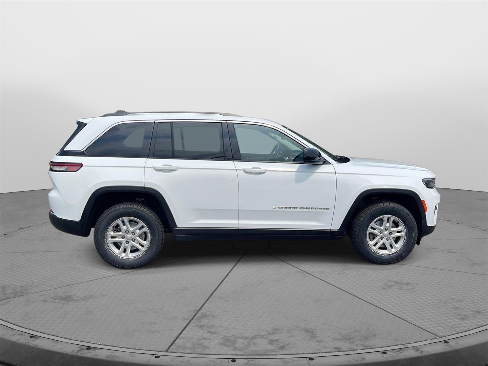 2023 Jeep Grand Cherokee Laredo - 5
