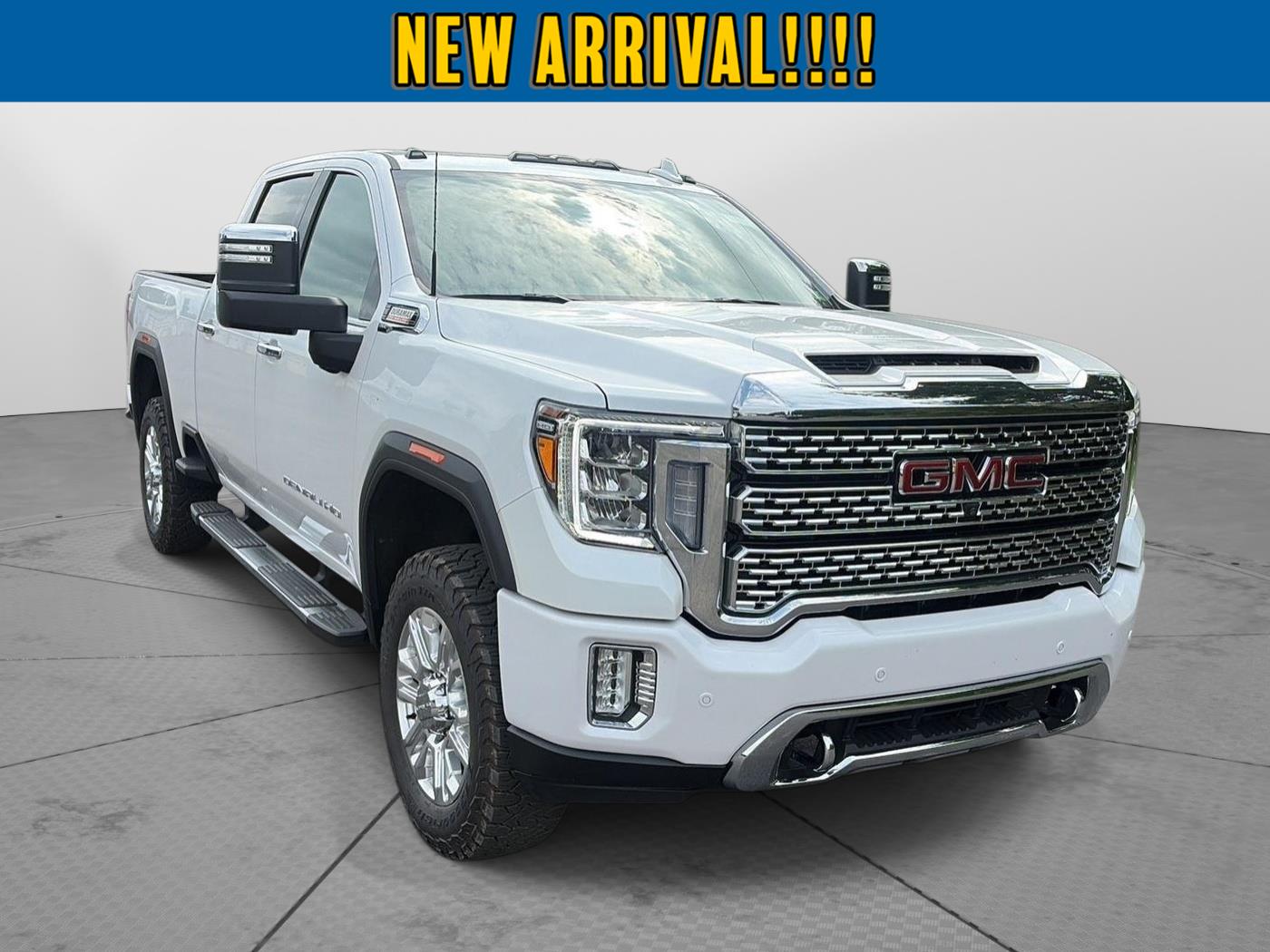 White Frost Tricoat 2022 GMC Sierra 2500HD Pickup Truck Four-Wheel Drive Automatic