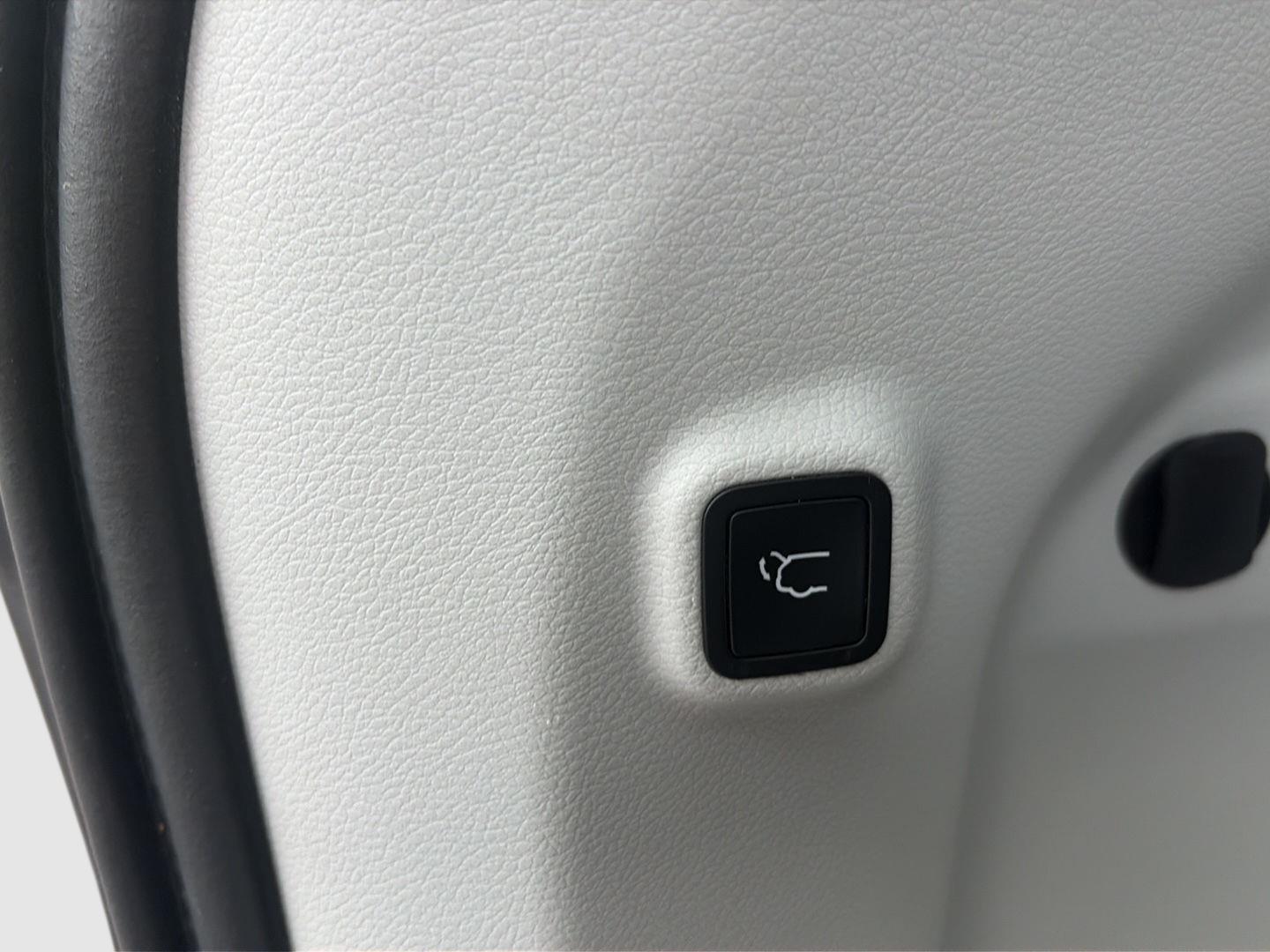 2019 Jeep Cherokee photo 10 of 38