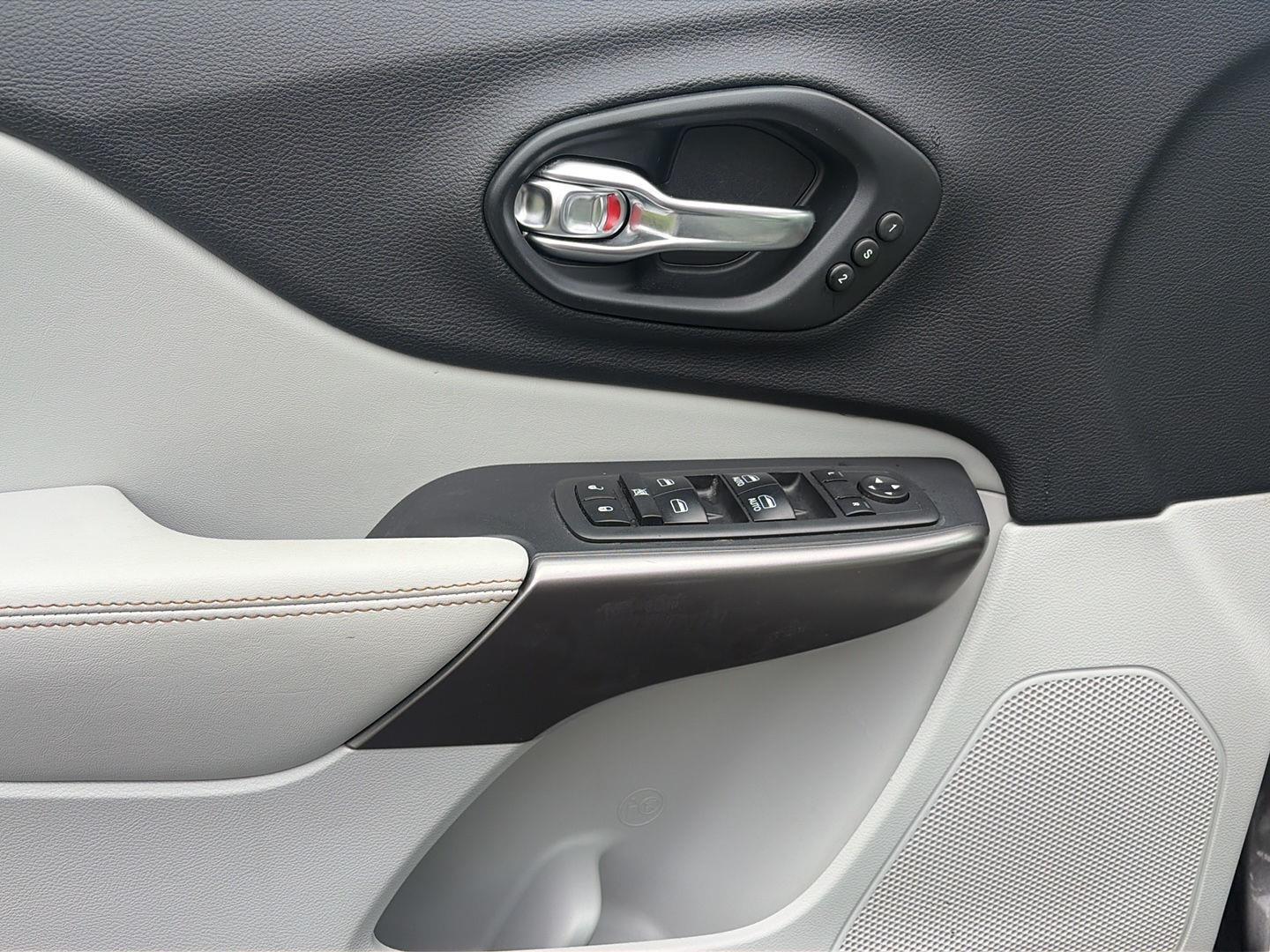 2019 Jeep Cherokee photo 14 of 38