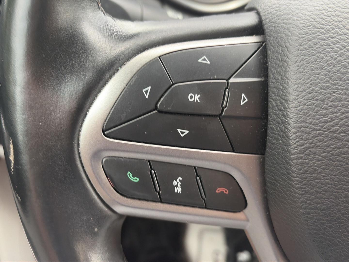 2019 Jeep Cherokee photo 17 of 38