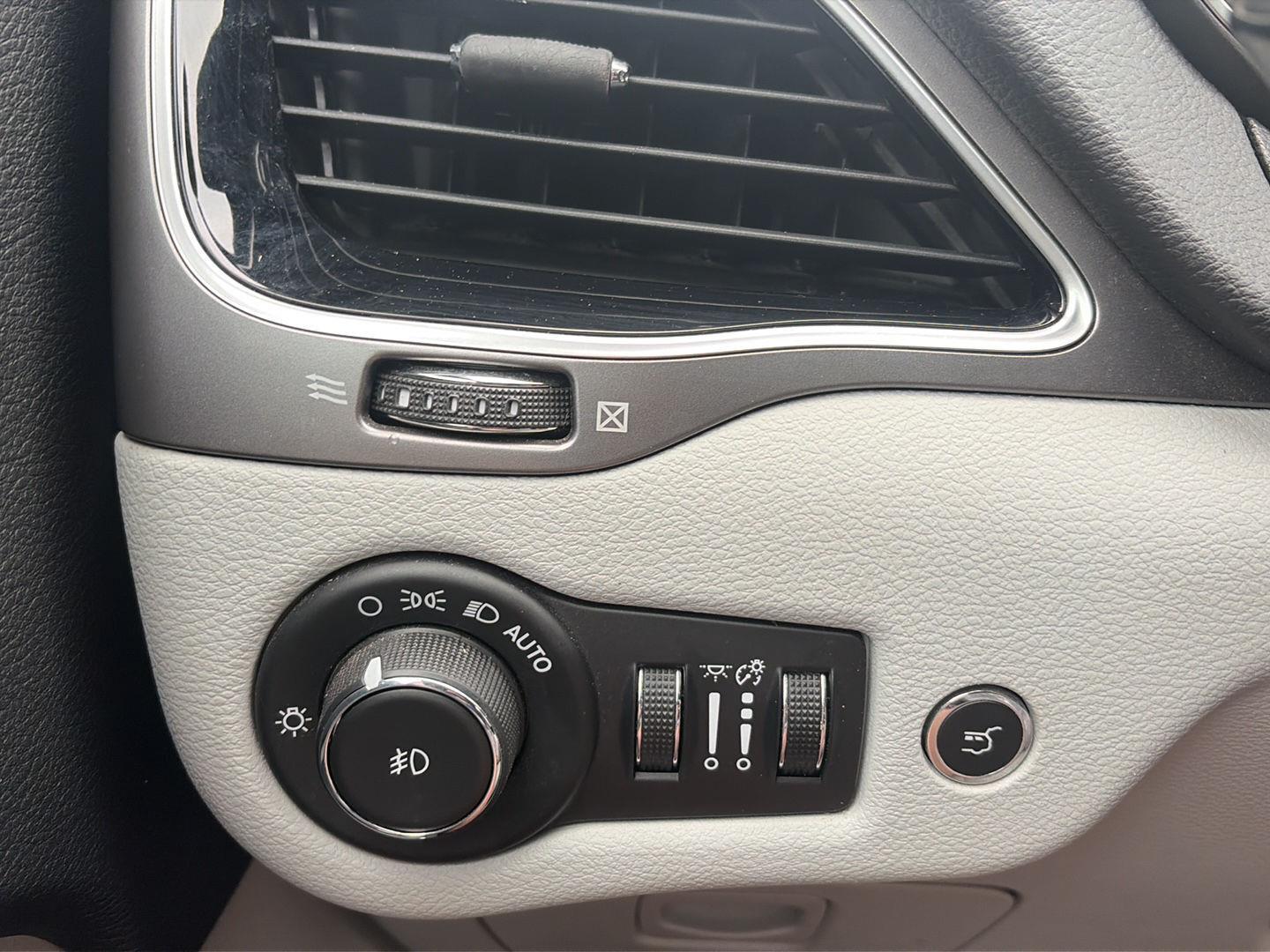 2019 Jeep Cherokee photo 19 of 38