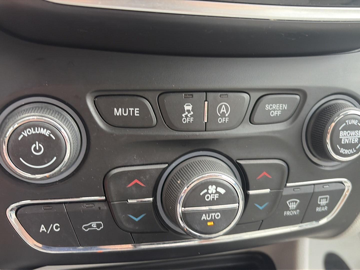 2019 Jeep Cherokee photo 24 of 38
