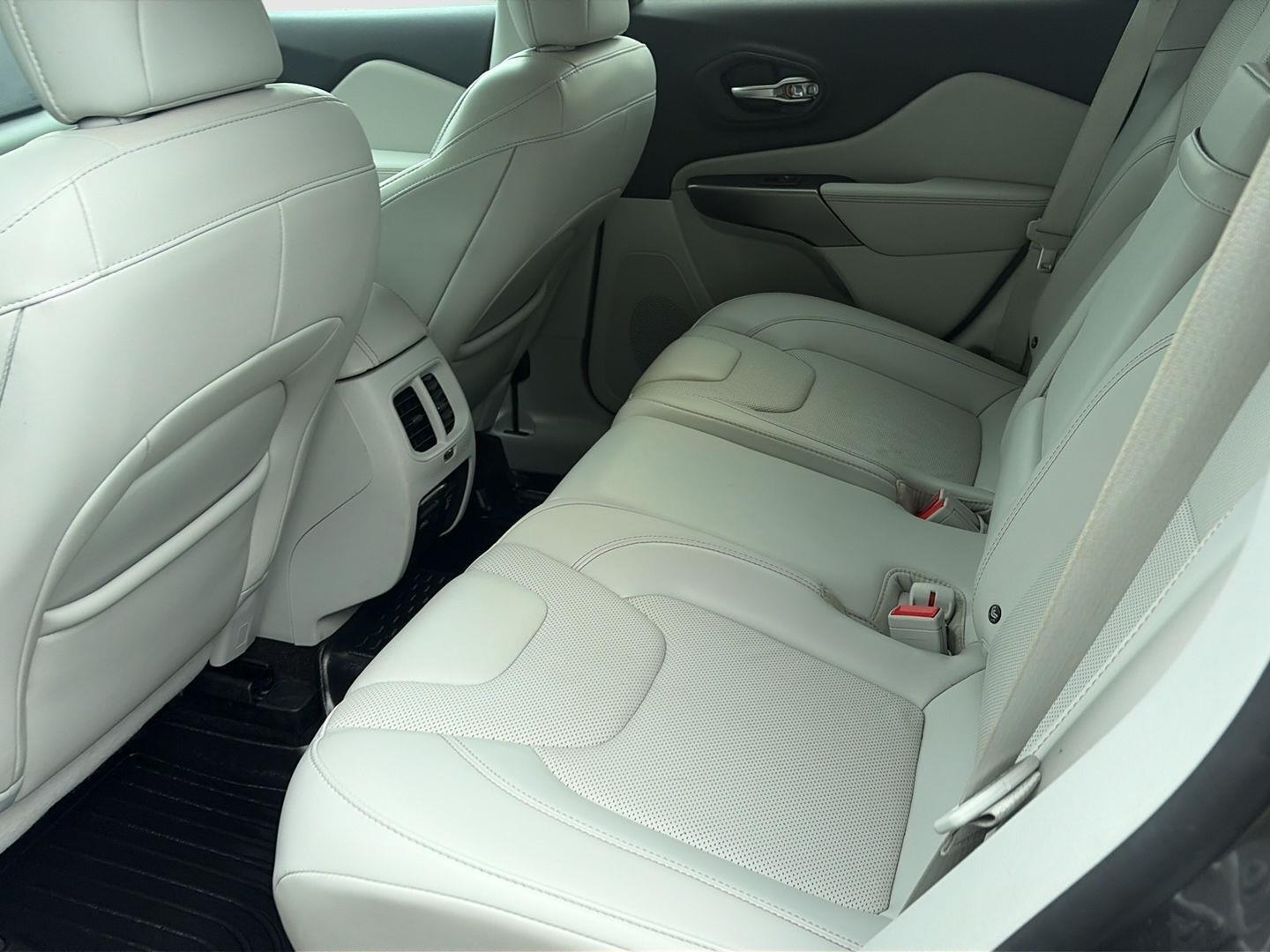 2019 Jeep Cherokee photo 34 of 38
