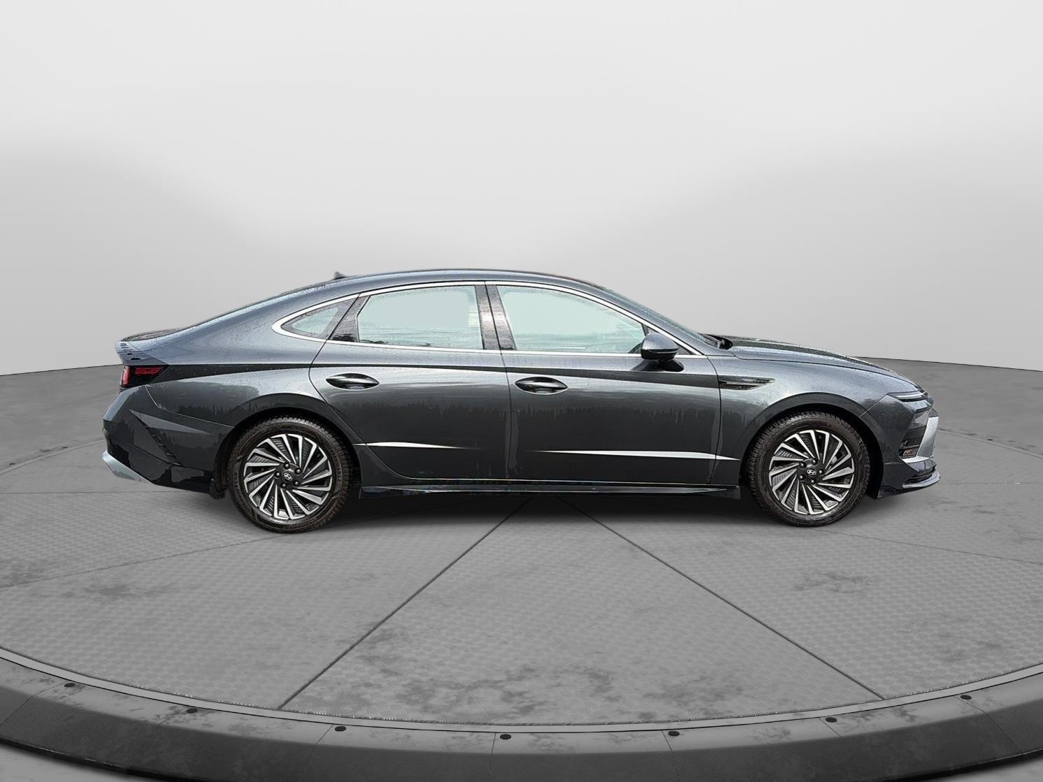 2025 Hyundai Sonata Hybrid photo 8 of 25
