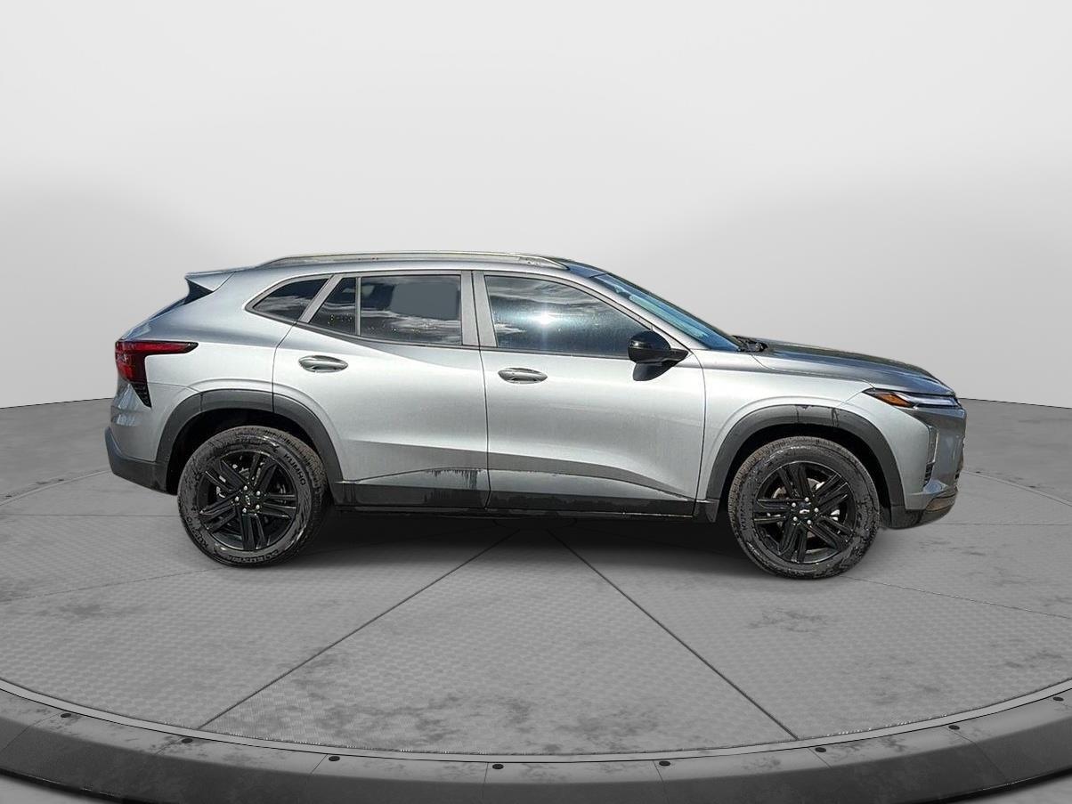 2025 Chevrolet Trax photo 2 of 23