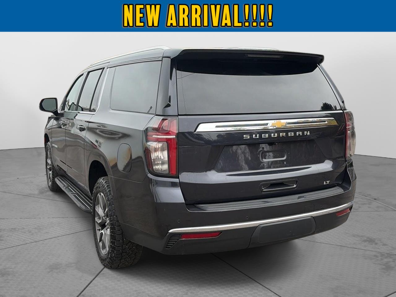 2022 Chevrolet Suburban photo 4 of 8