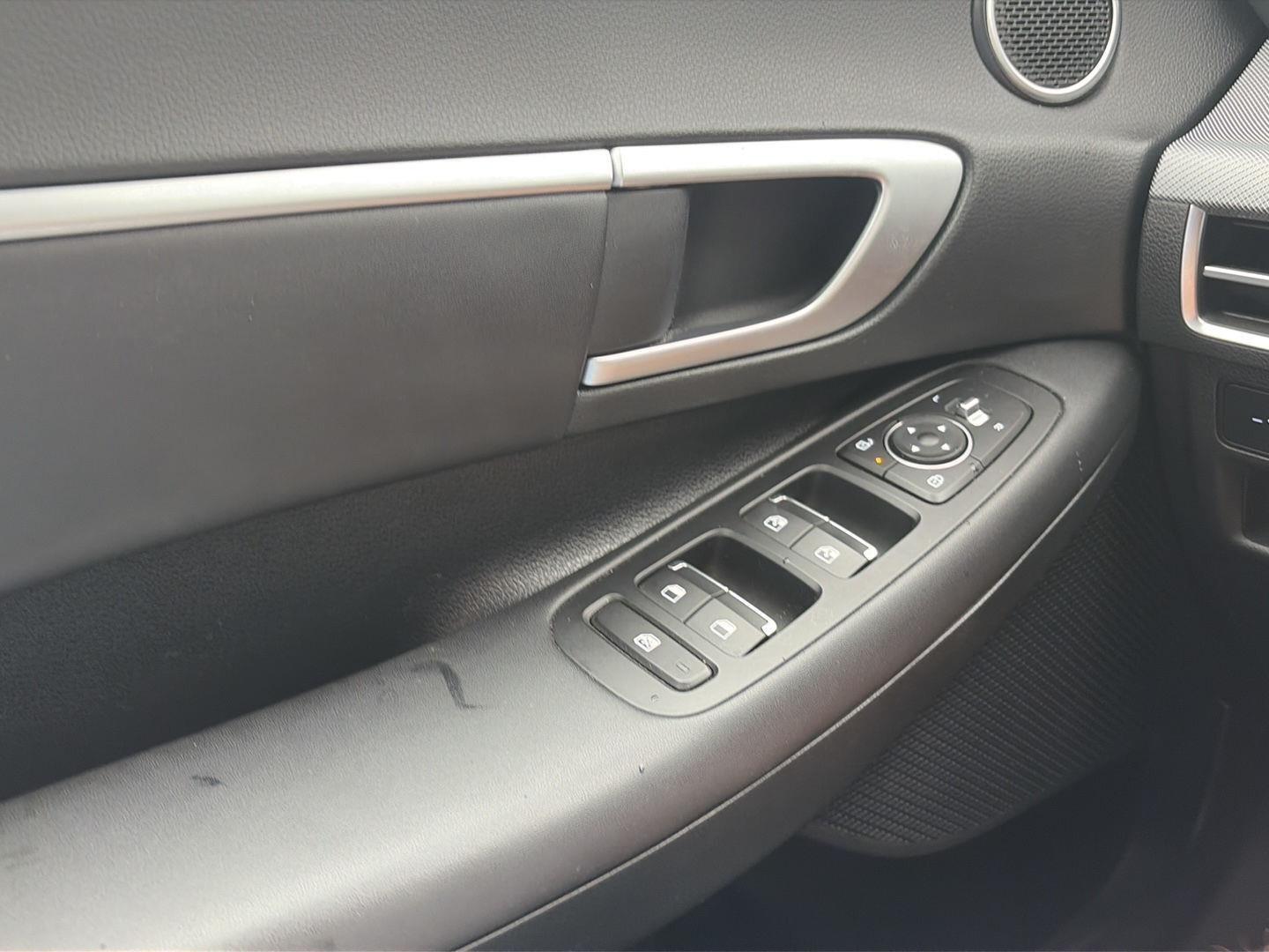 2025 Hyundai Sonata Hybrid photo 13 of 25