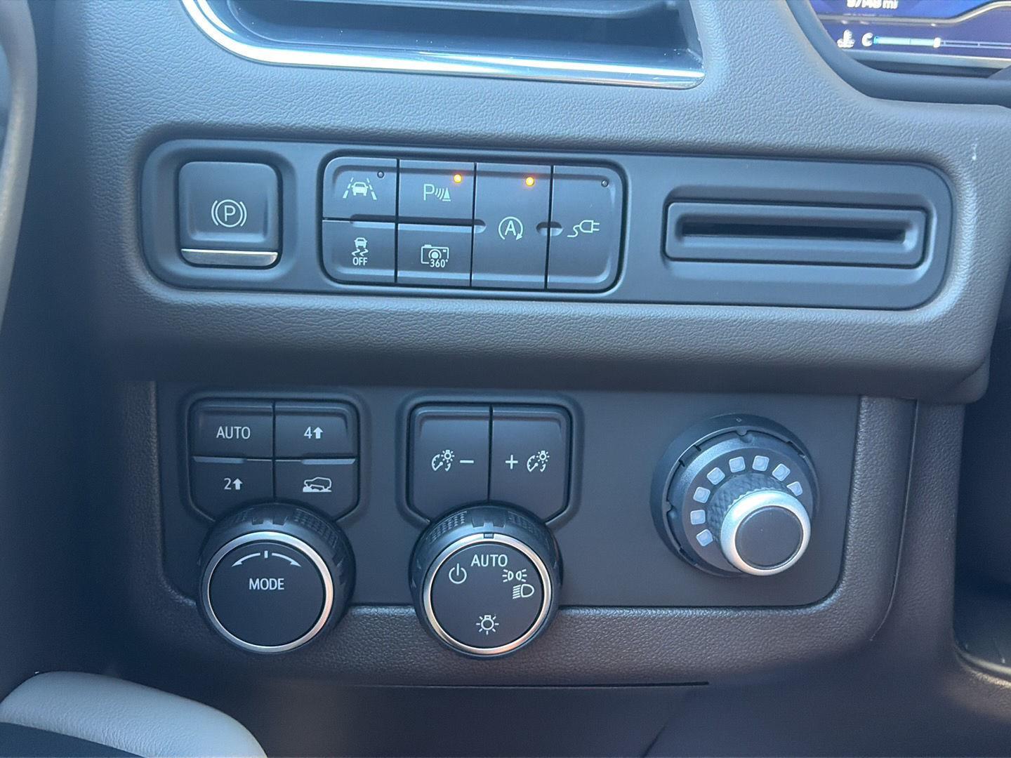 2022 Chevrolet Suburban photo 14 of 30