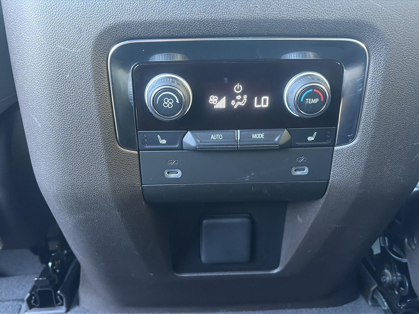 2022 Chevrolet Suburban photo 26 of 30