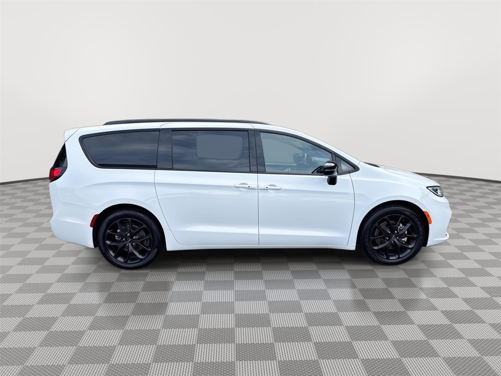 View vehicle photo 5