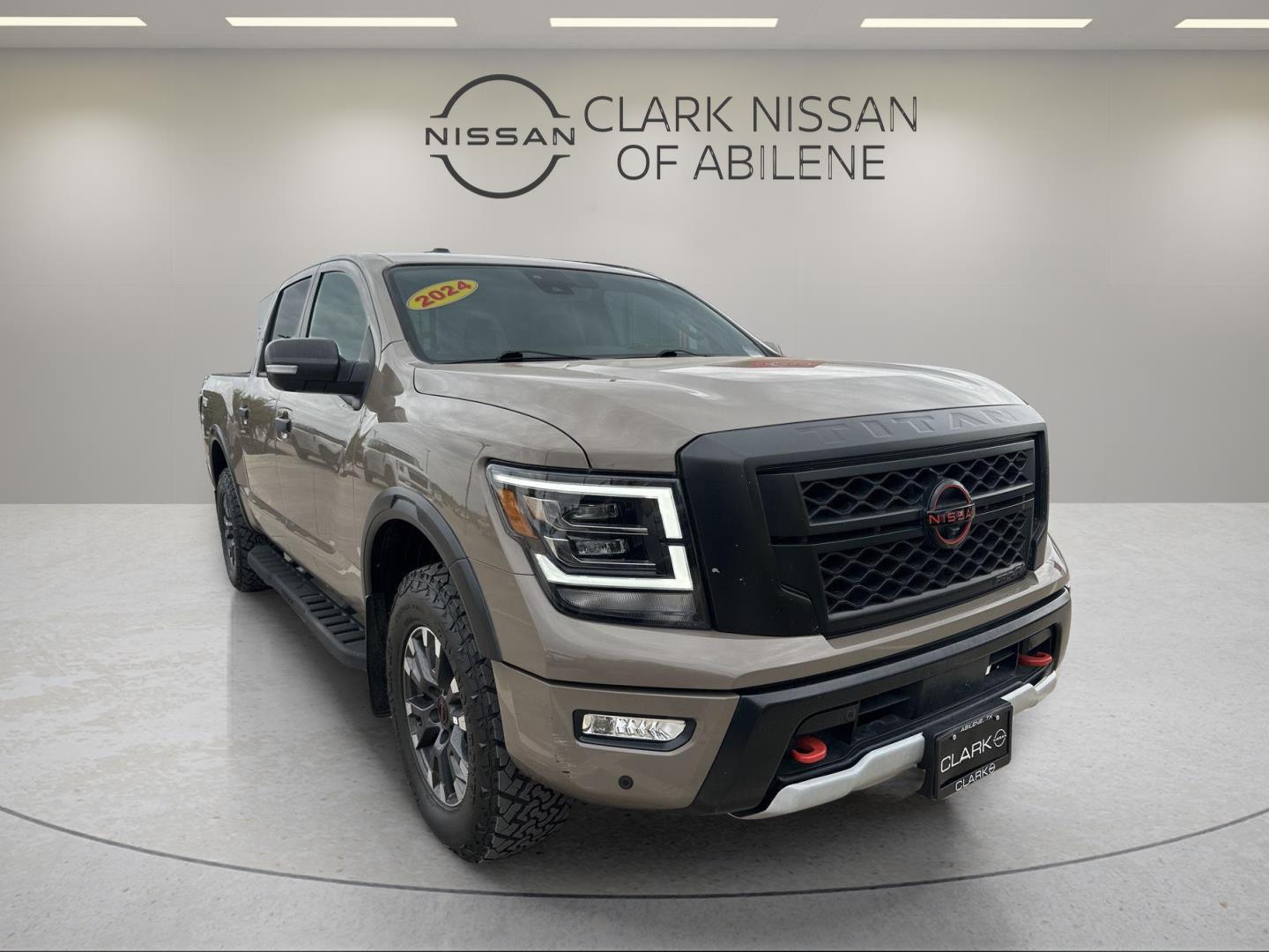 2024 Nissan Titan PRO-4X Crew Cab 4WD    