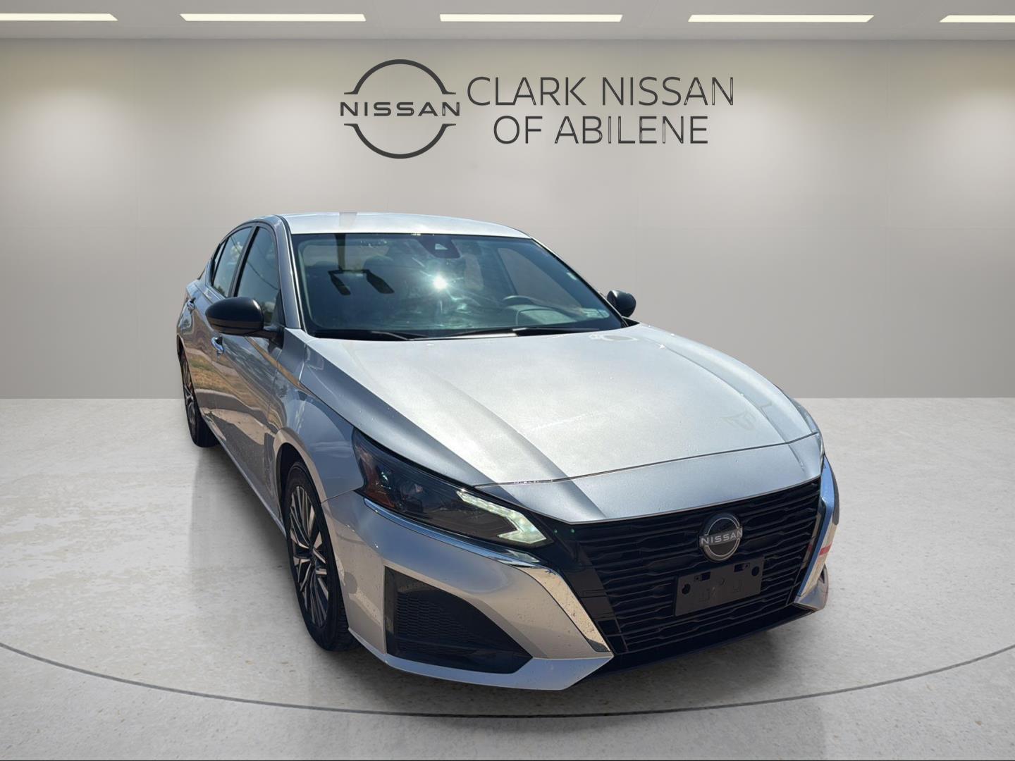 Brilliant Silver Metallic 2024 Nissan Altima Sedan Front-Wheel Drive Continuously Variable Transmission